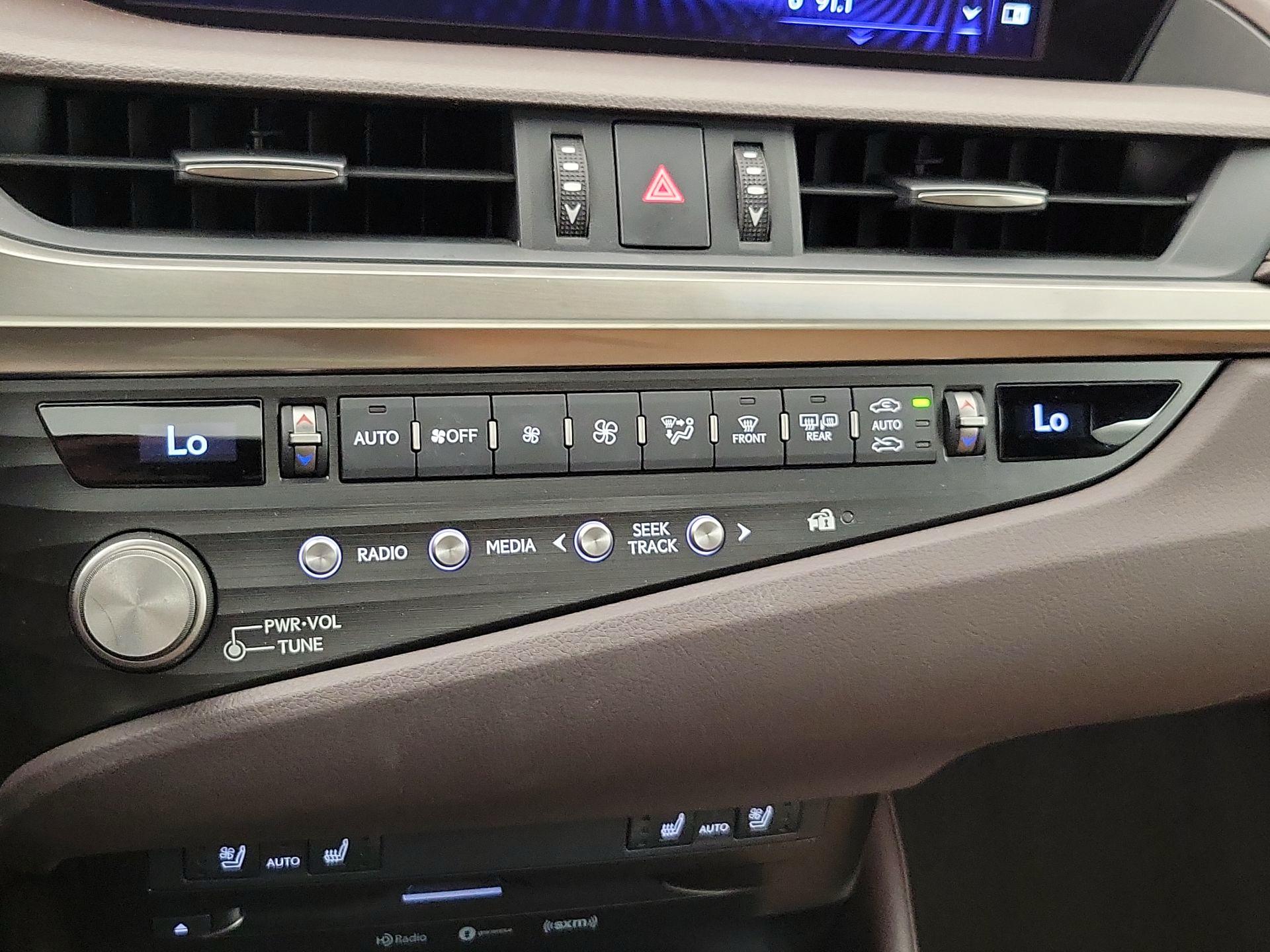 Thumbnail: 2021 Lexus ES - 17