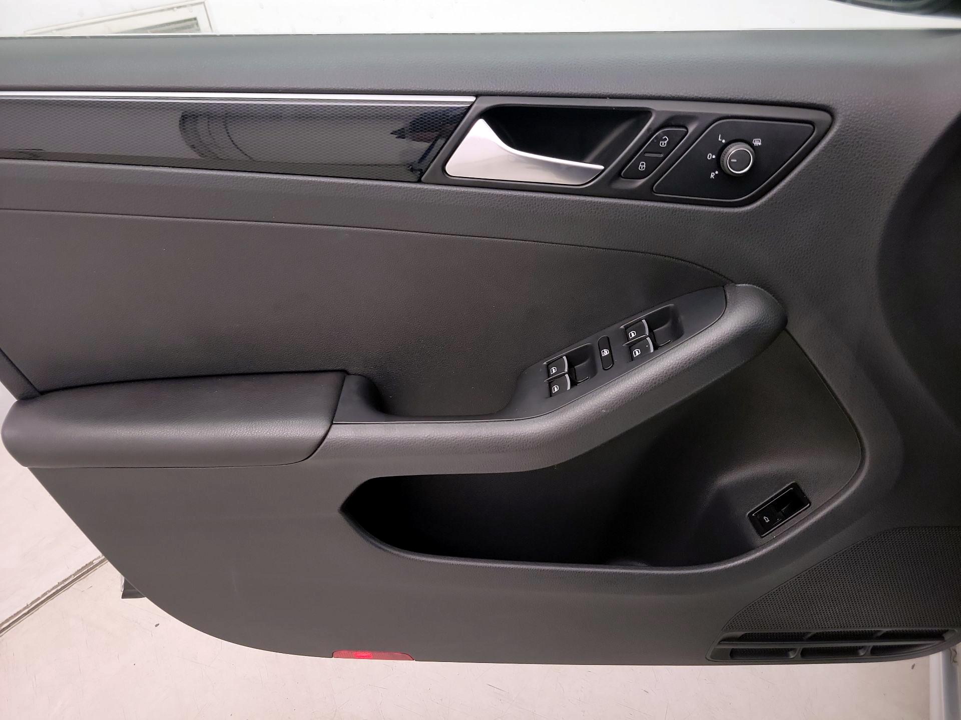 Thumbnail: 2015 Volkswagen Jetta - 12