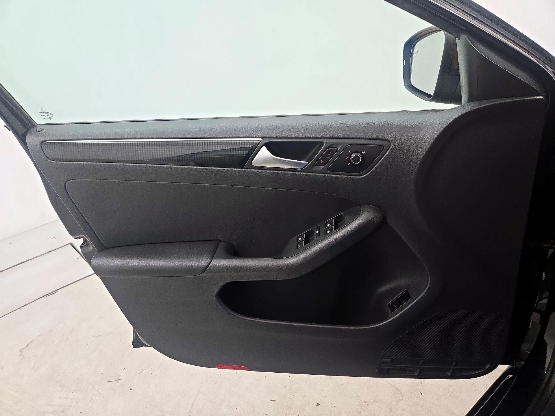 Thumbnail: 2016 Volkswagen Jetta - 12