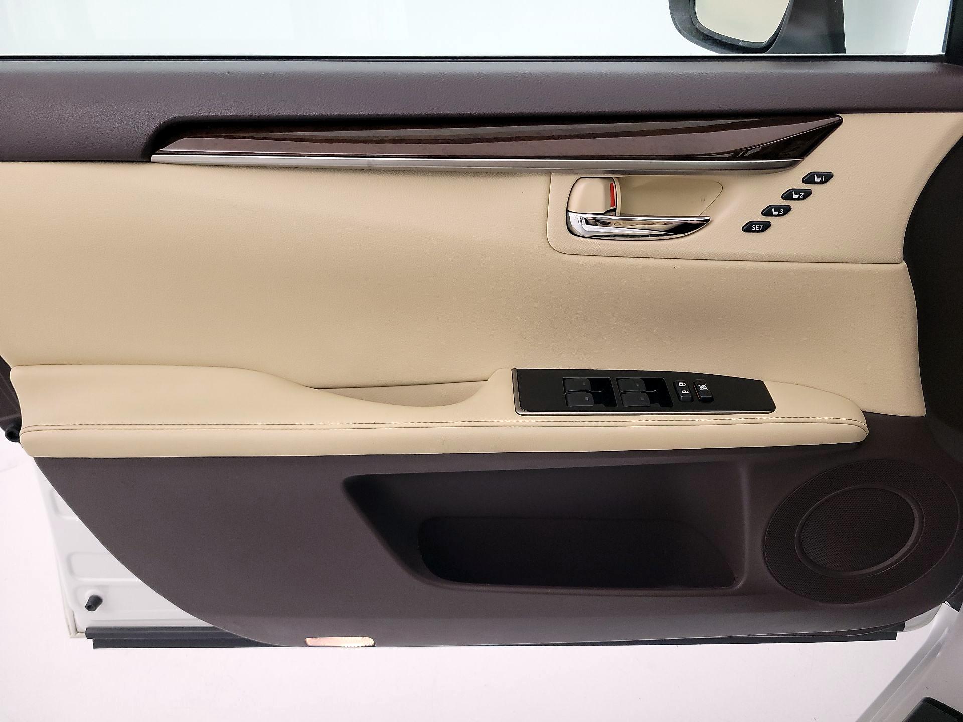 Thumbnail: 2018 Lexus ES - 12