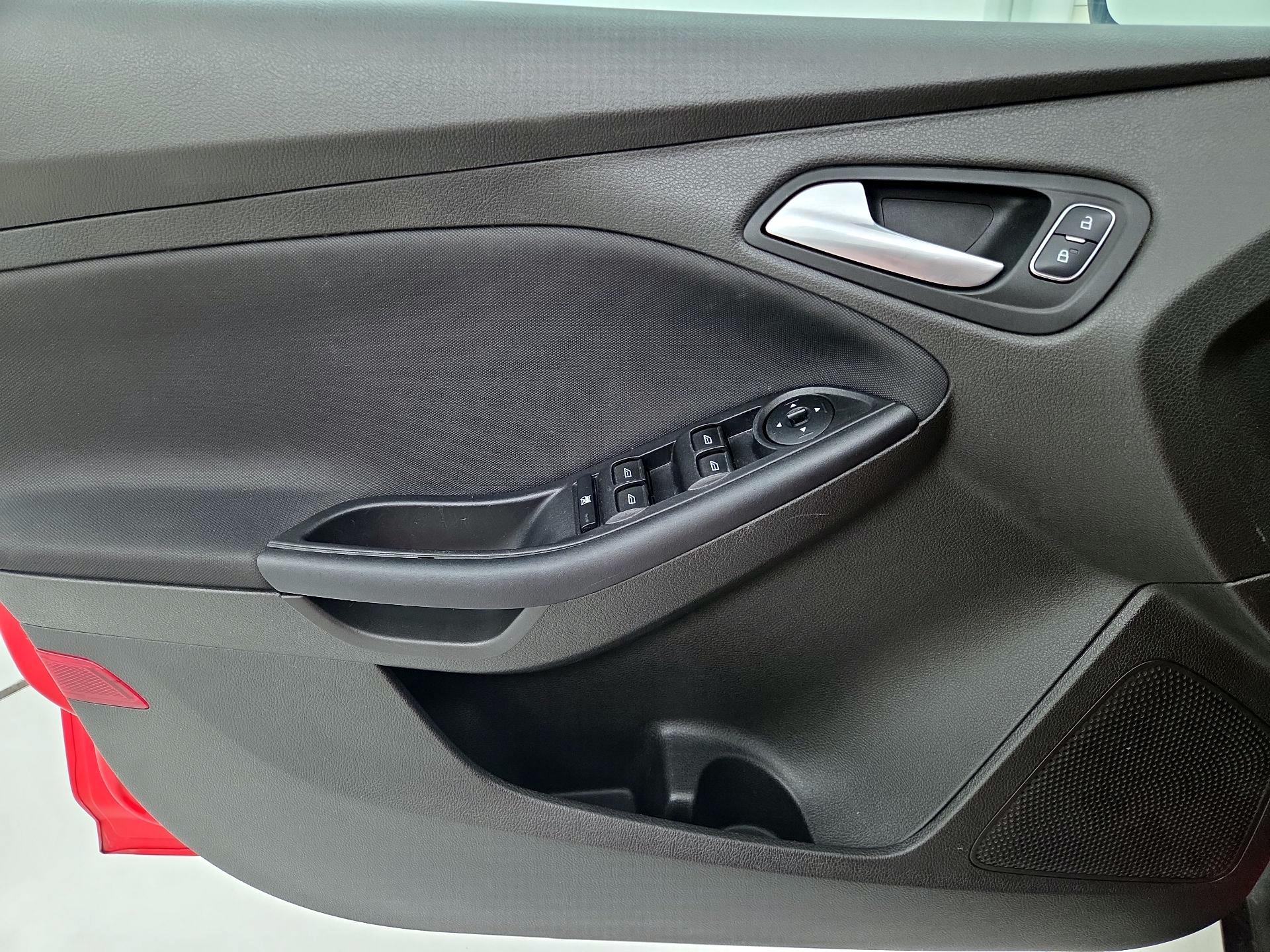 Thumbnail: 2016 Ford Focus - 12