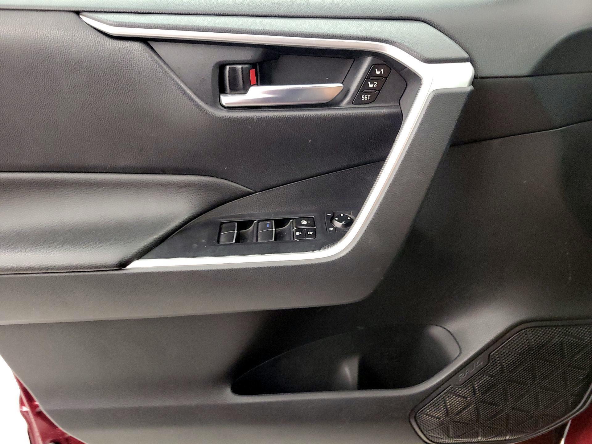 Thumbnail: 2019 Toyota RAV4 - 12