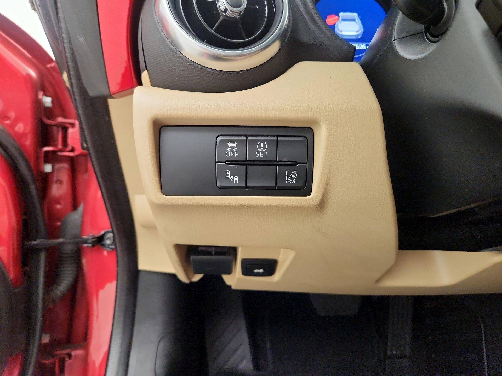Thumbnail: 2017 Mazda MX-5 Miata - 11