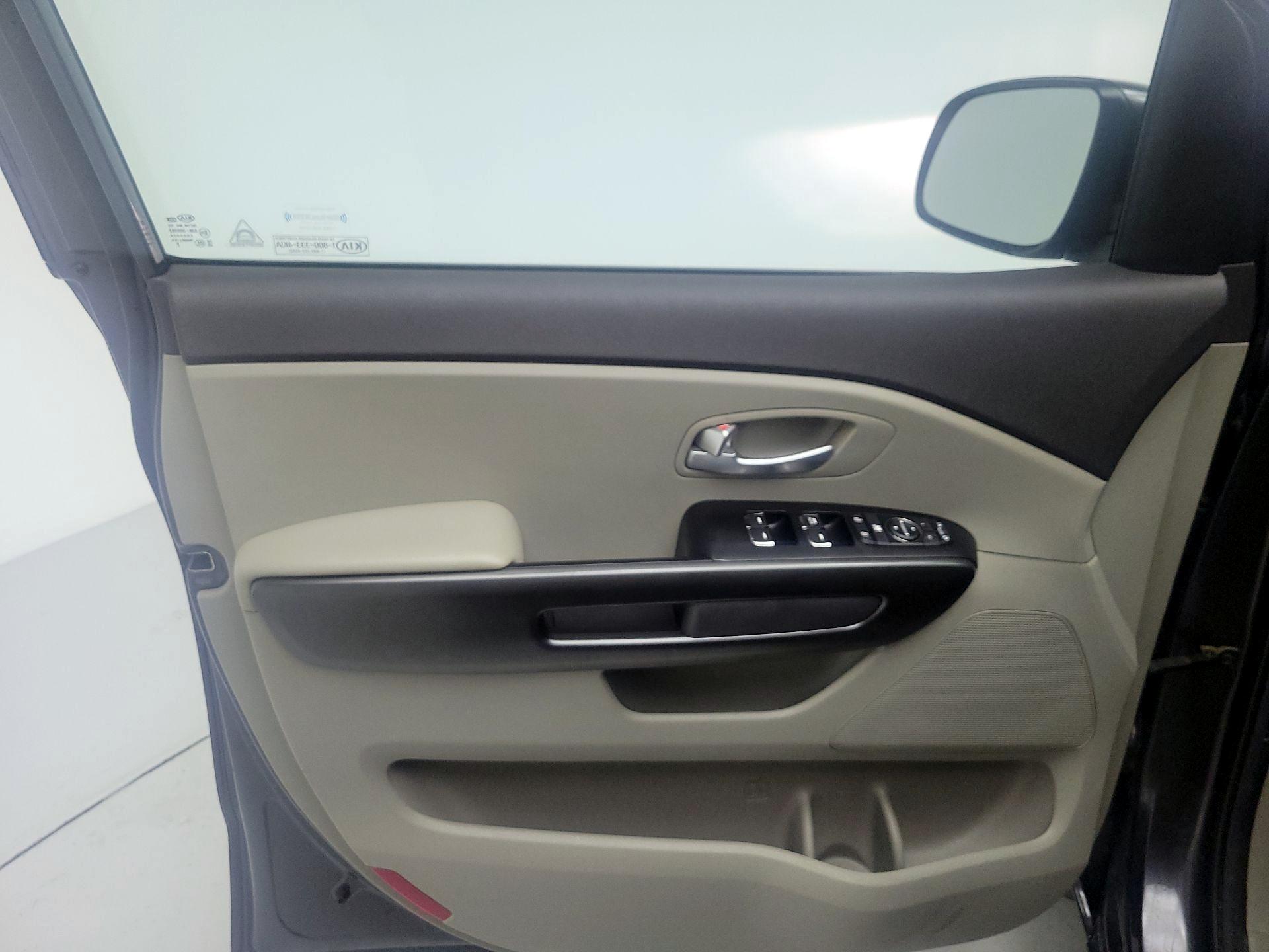 Thumbnail: 2016 Kia Sedona - 12