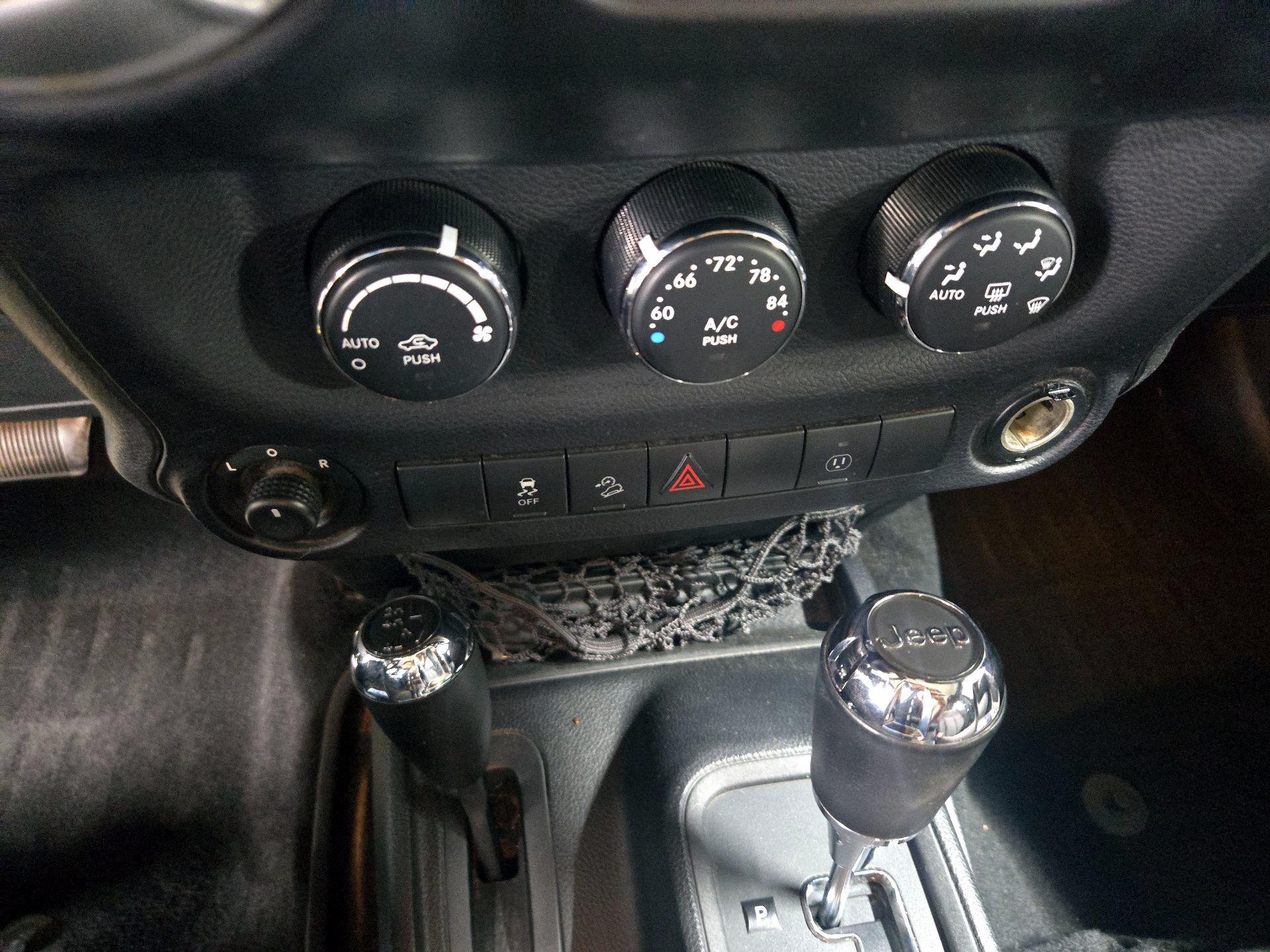 Thumbnail: 2015 Jeep Wrangler - 14