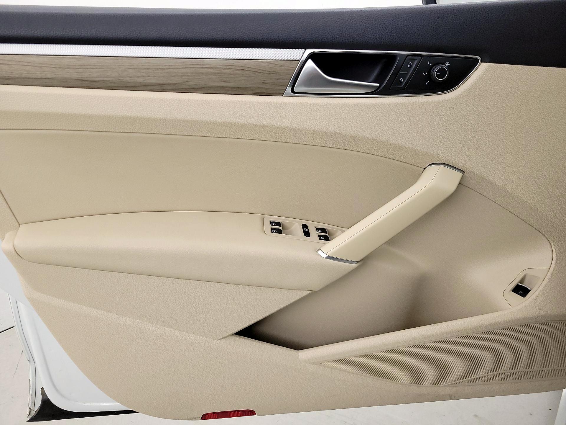 Thumbnail: 2016 Volkswagen Passat - 12
