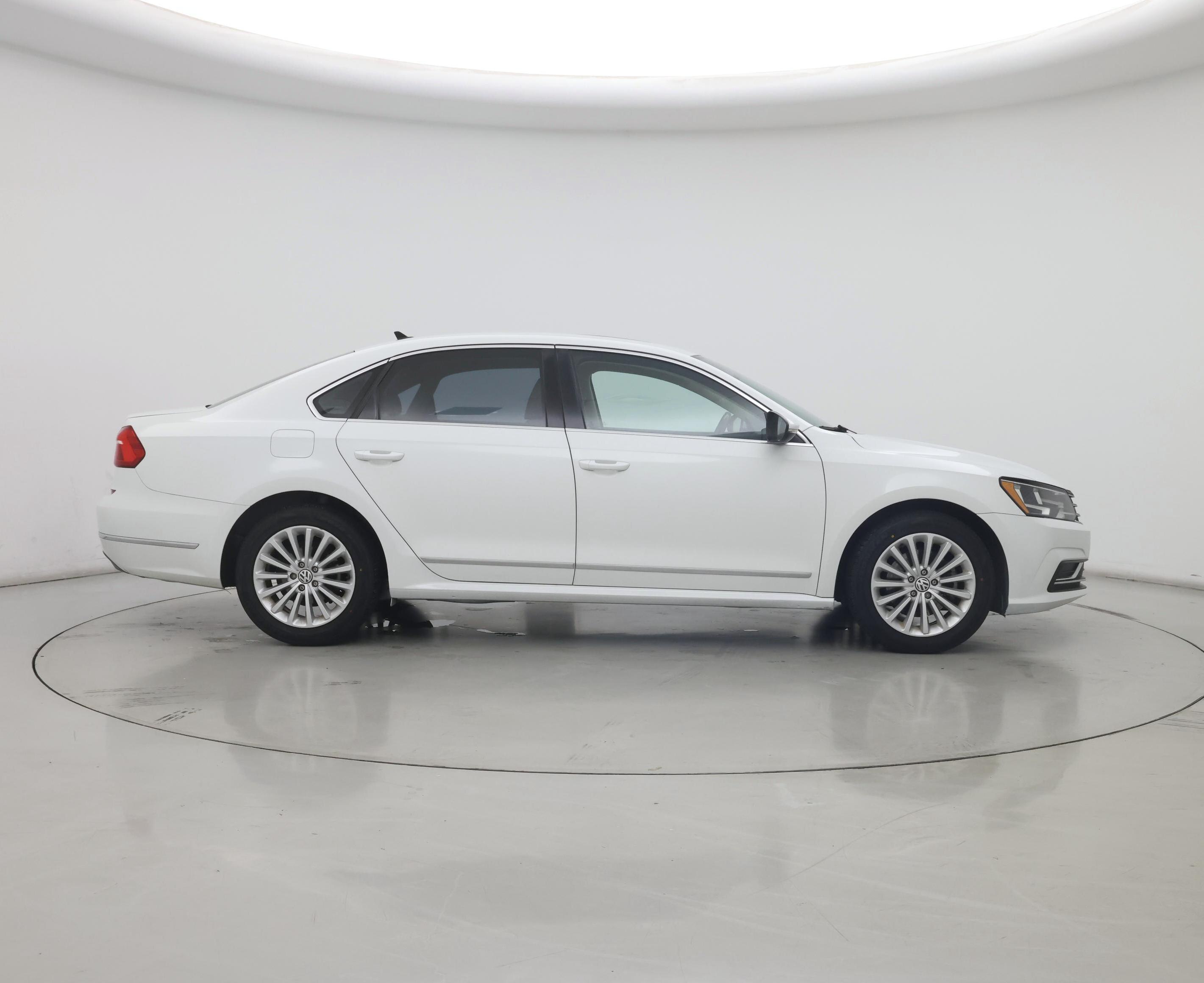 Thumbnail: 2016 Volkswagen Passat - 7
