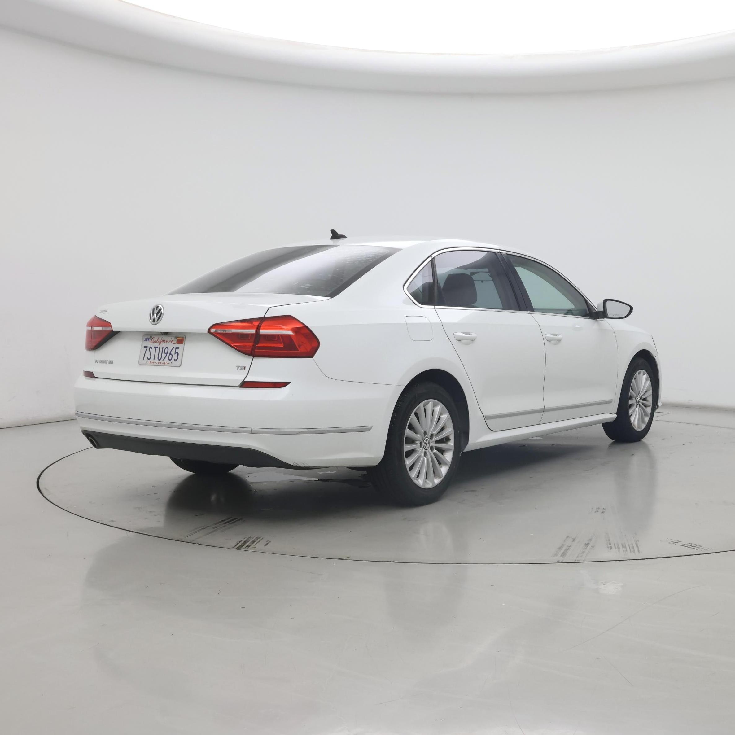 Thumbnail: 2016 Volkswagen Passat - 8