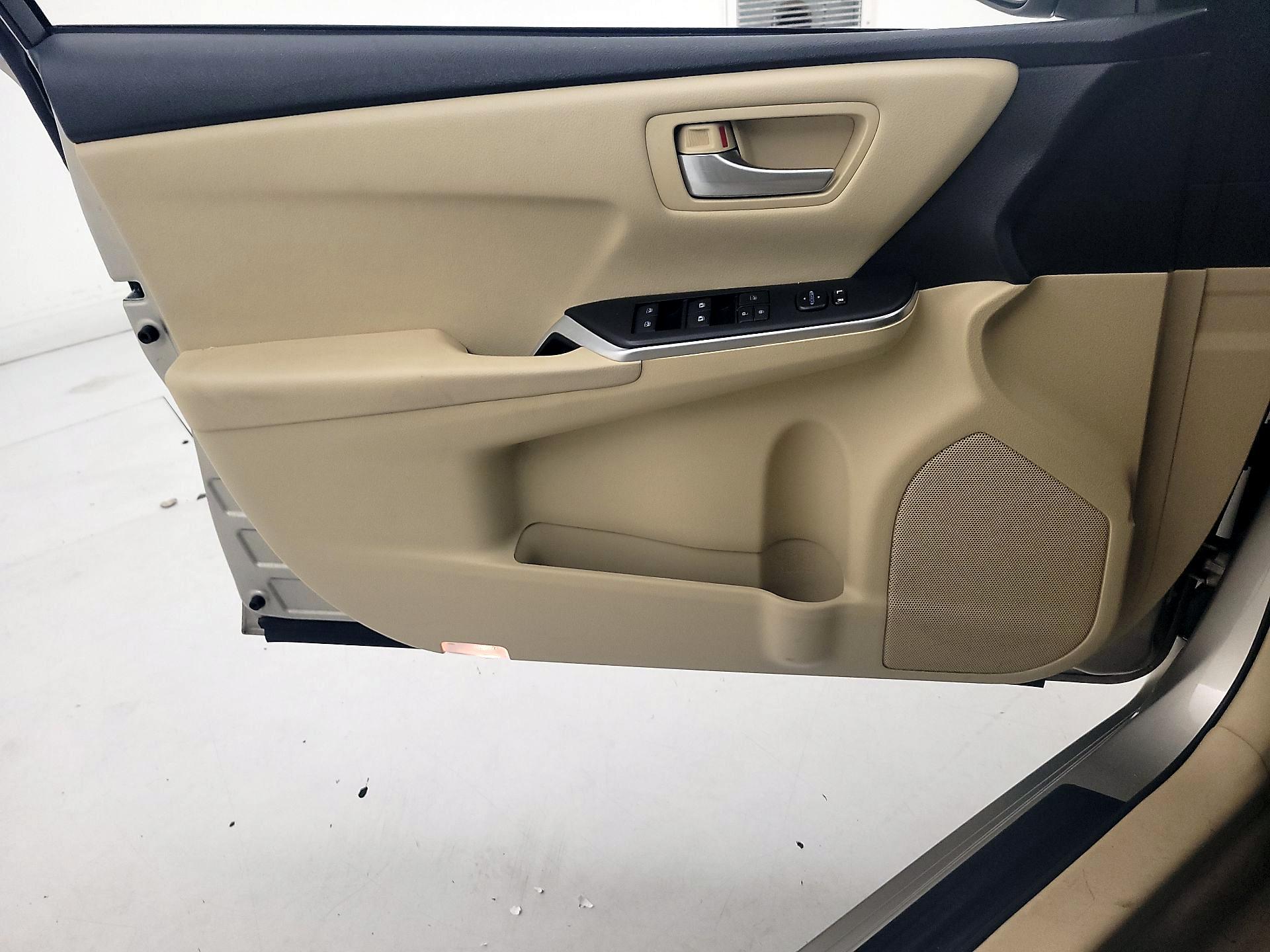 Thumbnail: 2015 Toyota Camry - 12