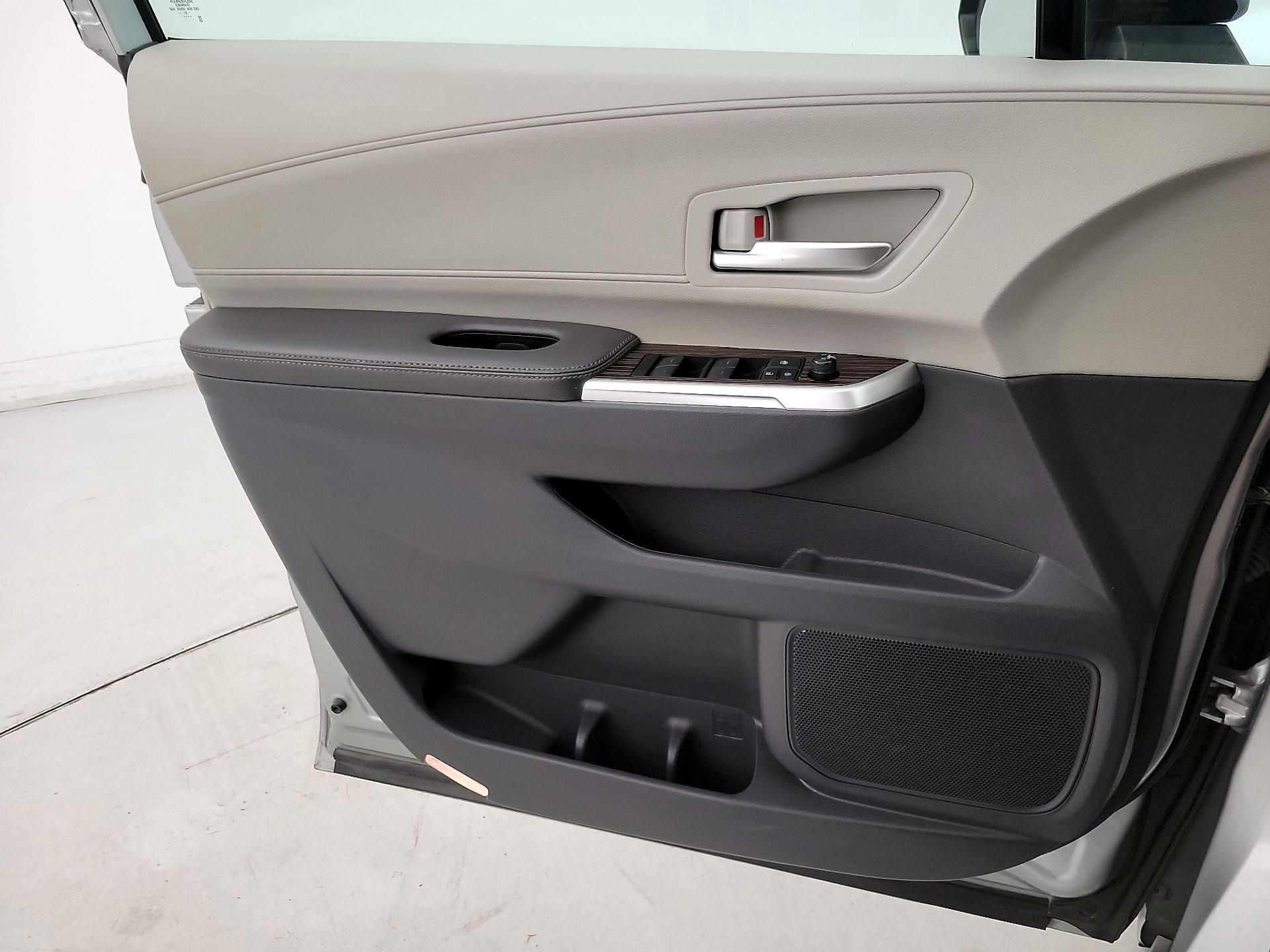 Thumbnail: 2022 Toyota Sienna - 12