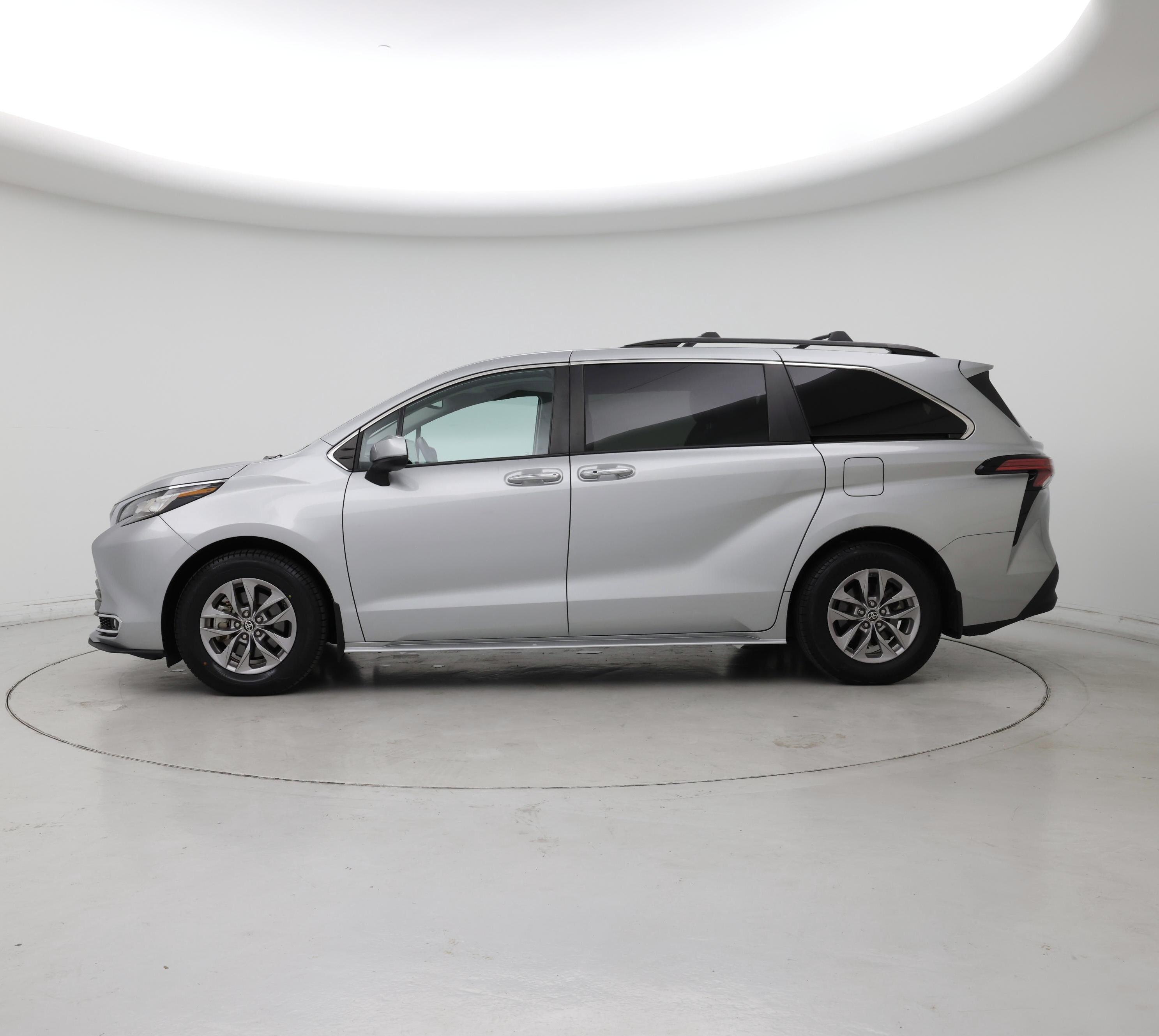 Thumbnail: 2022 Toyota Sienna - 3