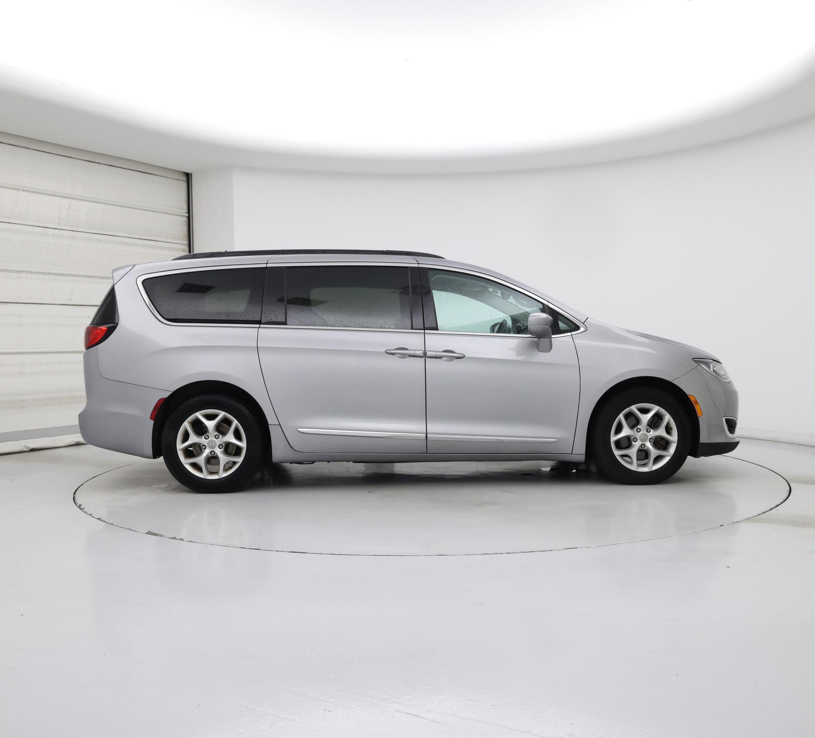 Thumbnail: 2017 Chrysler Pacifica - 7