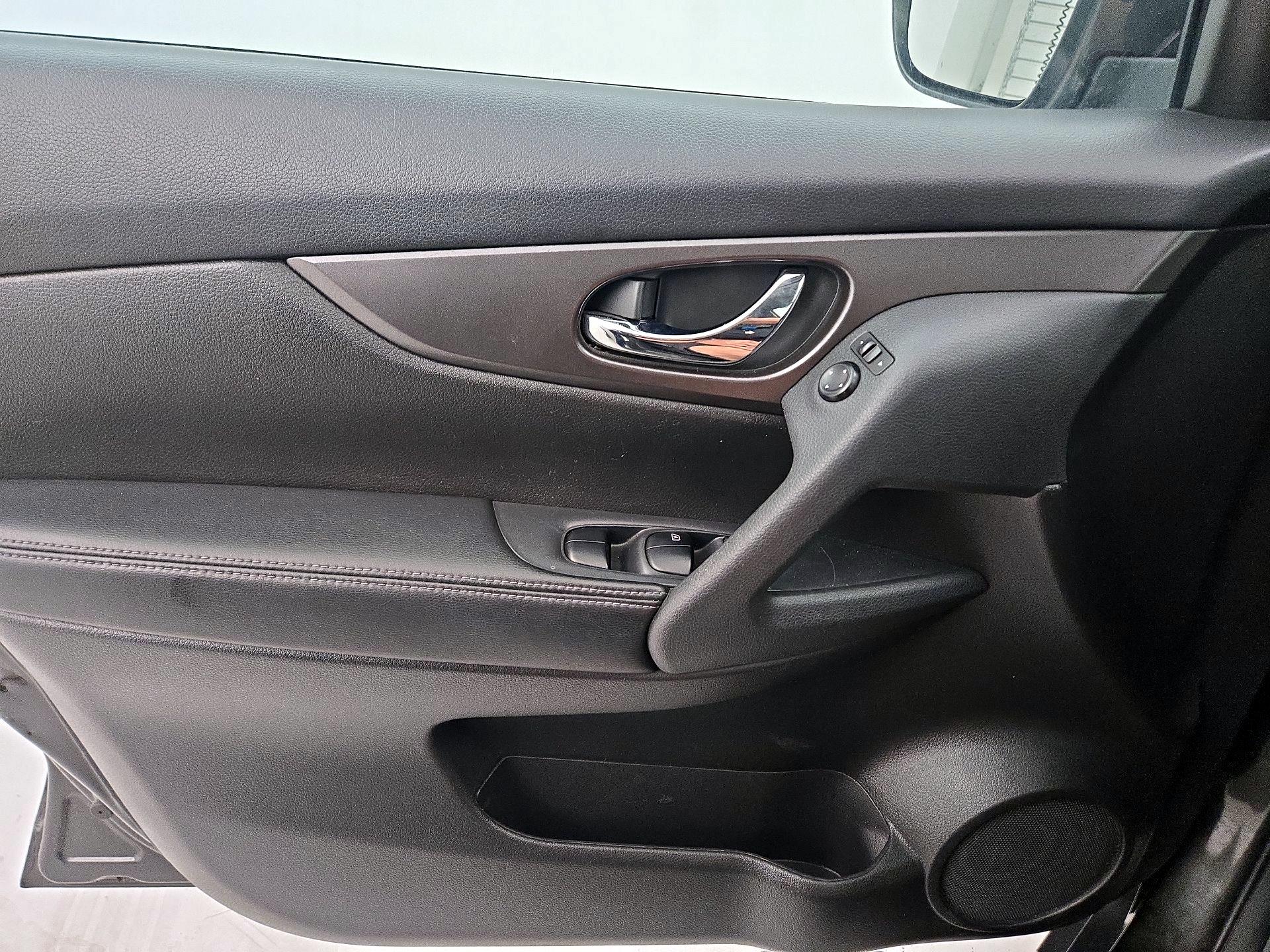 Thumbnail: 2015 Nissan Rogue - 12