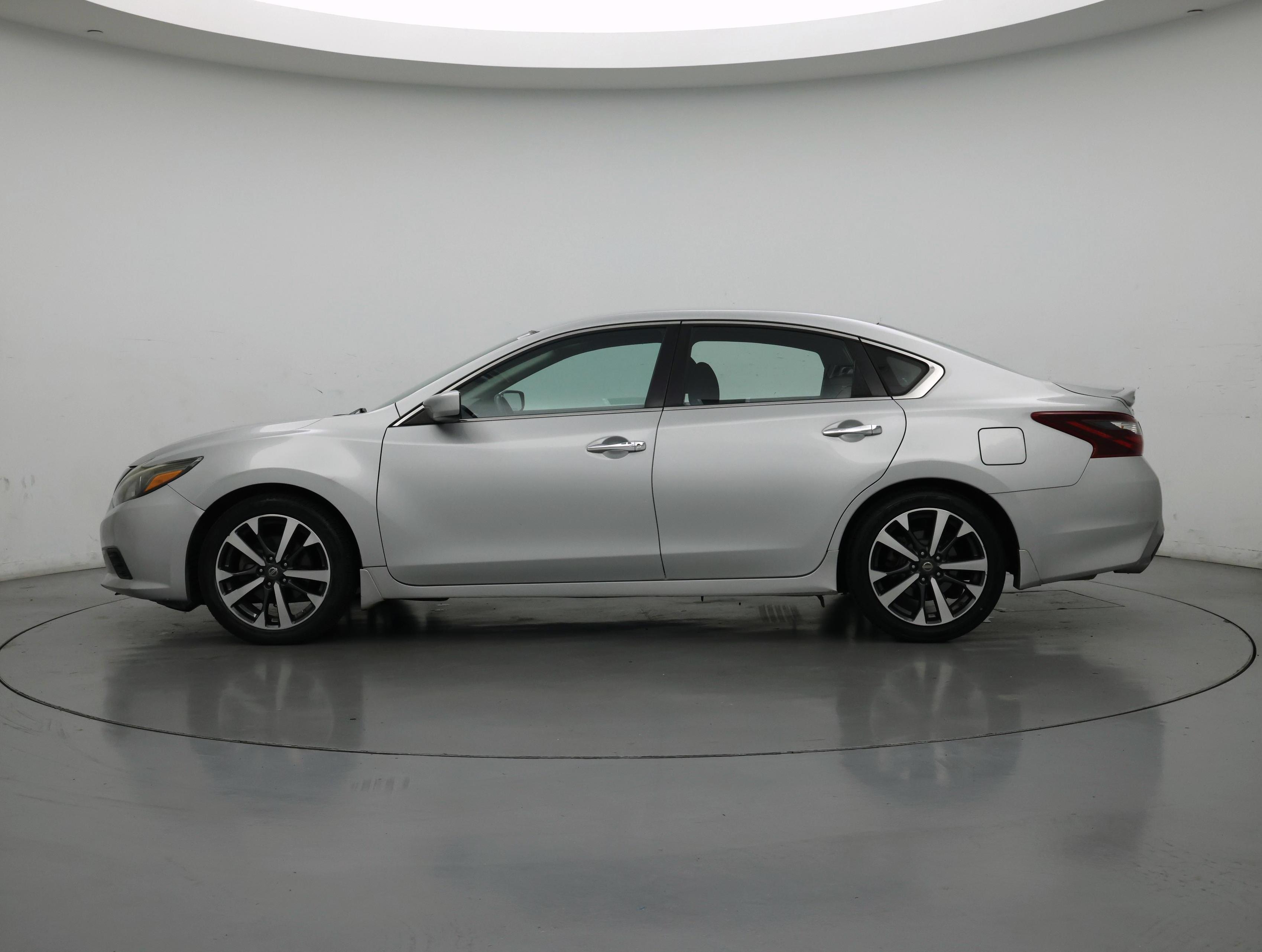 Thumbnail: 2017 Nissan Altima - 3