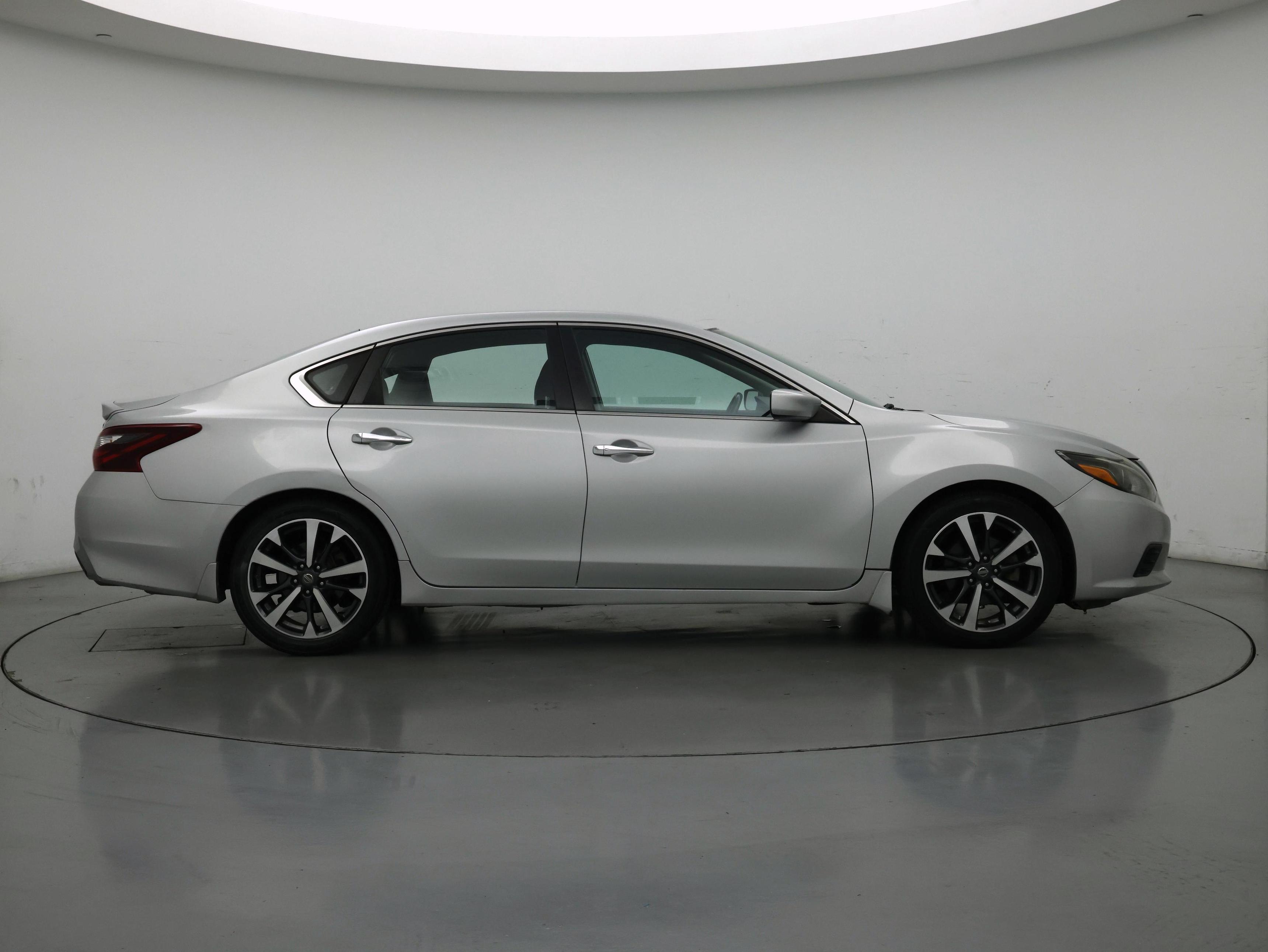 Thumbnail: 2017 Nissan Altima - 7