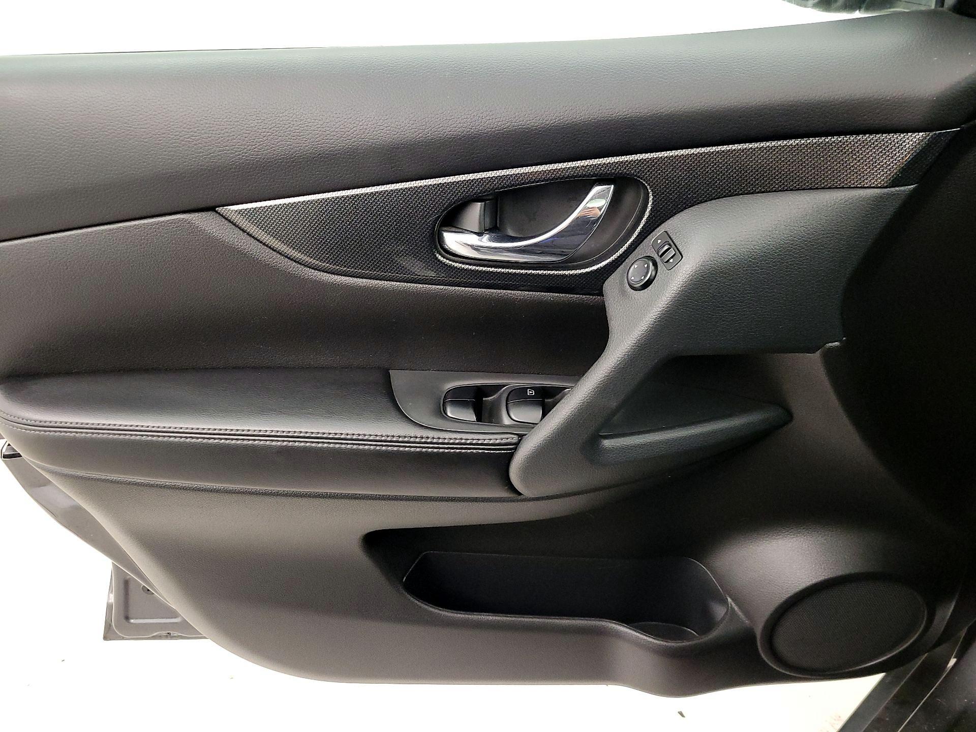 Thumbnail: 2016 Nissan Rogue - 12