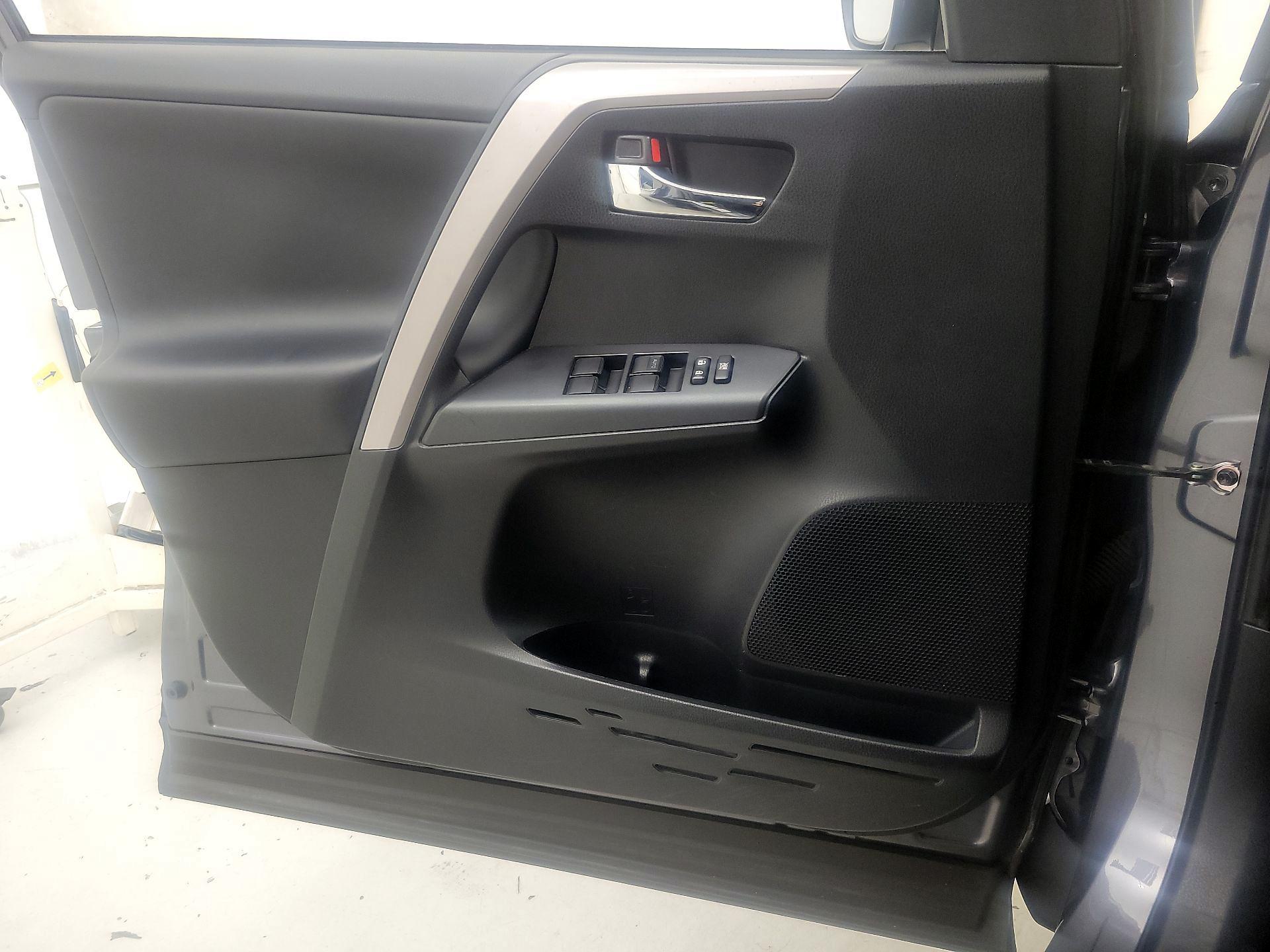 Thumbnail: 2018 Toyota RAV4 - 12