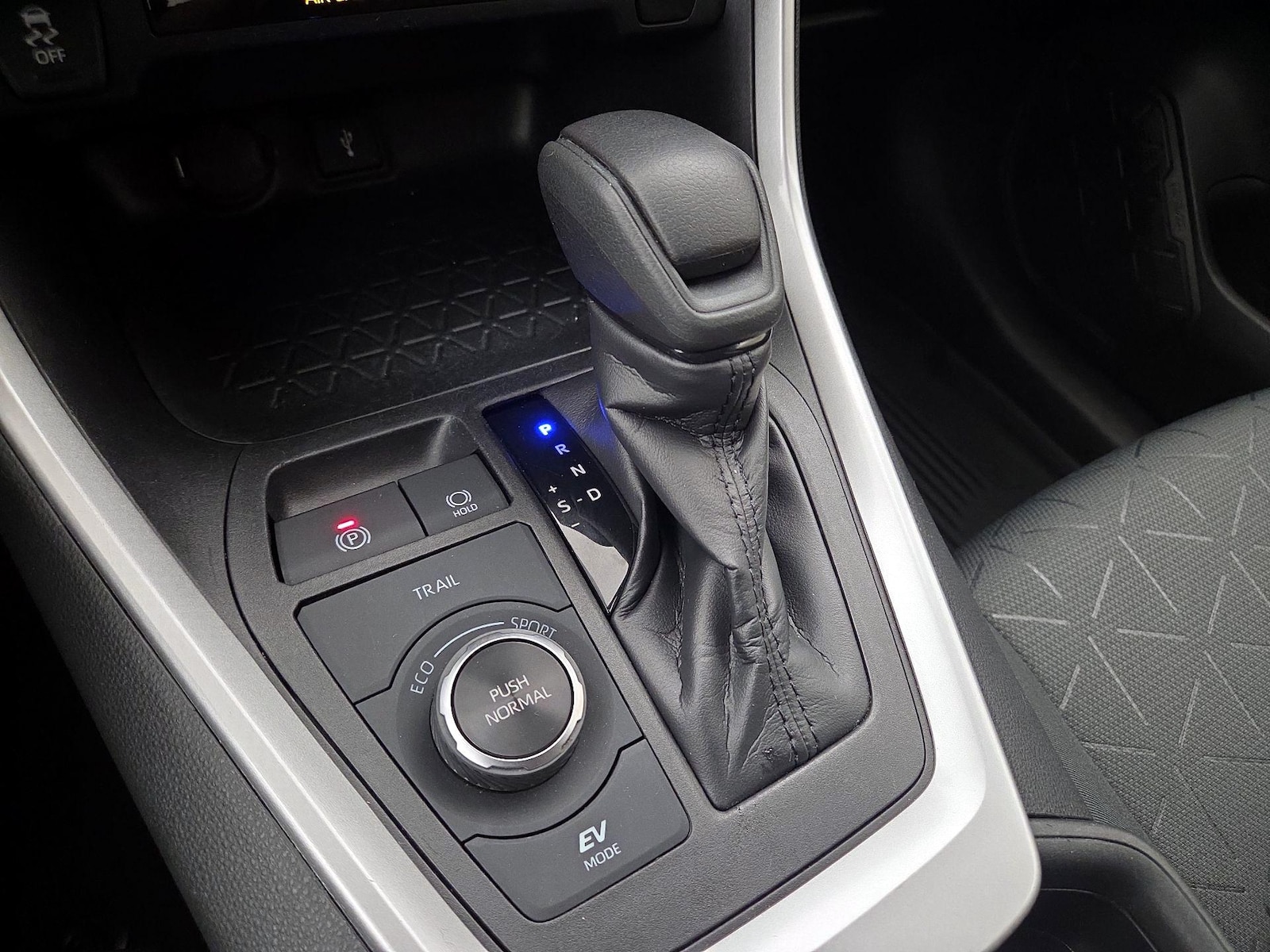 2021 Toyota RAV4 XLE - Photo 18