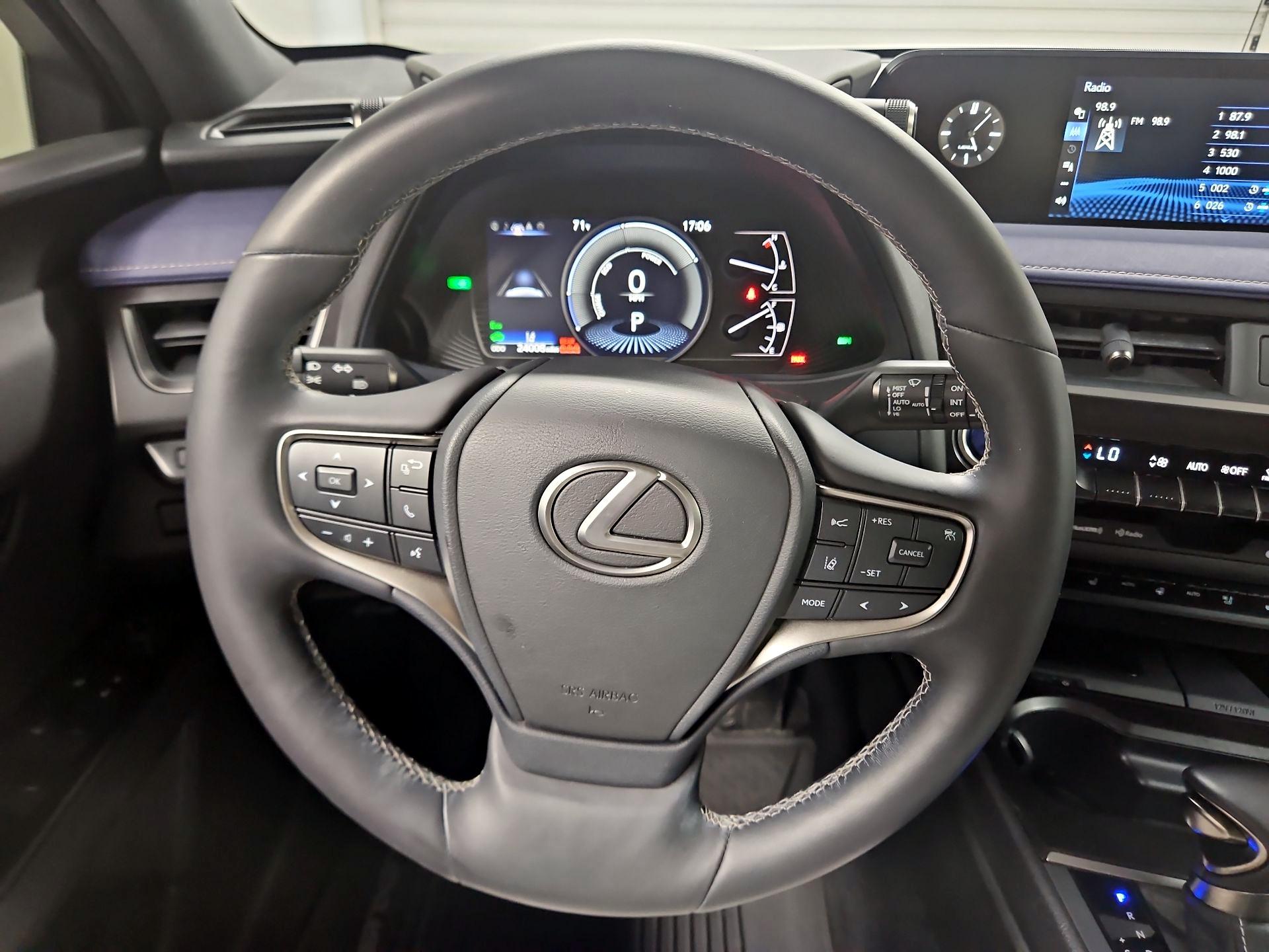 Thumbnail: 2022 Lexus UX - 10