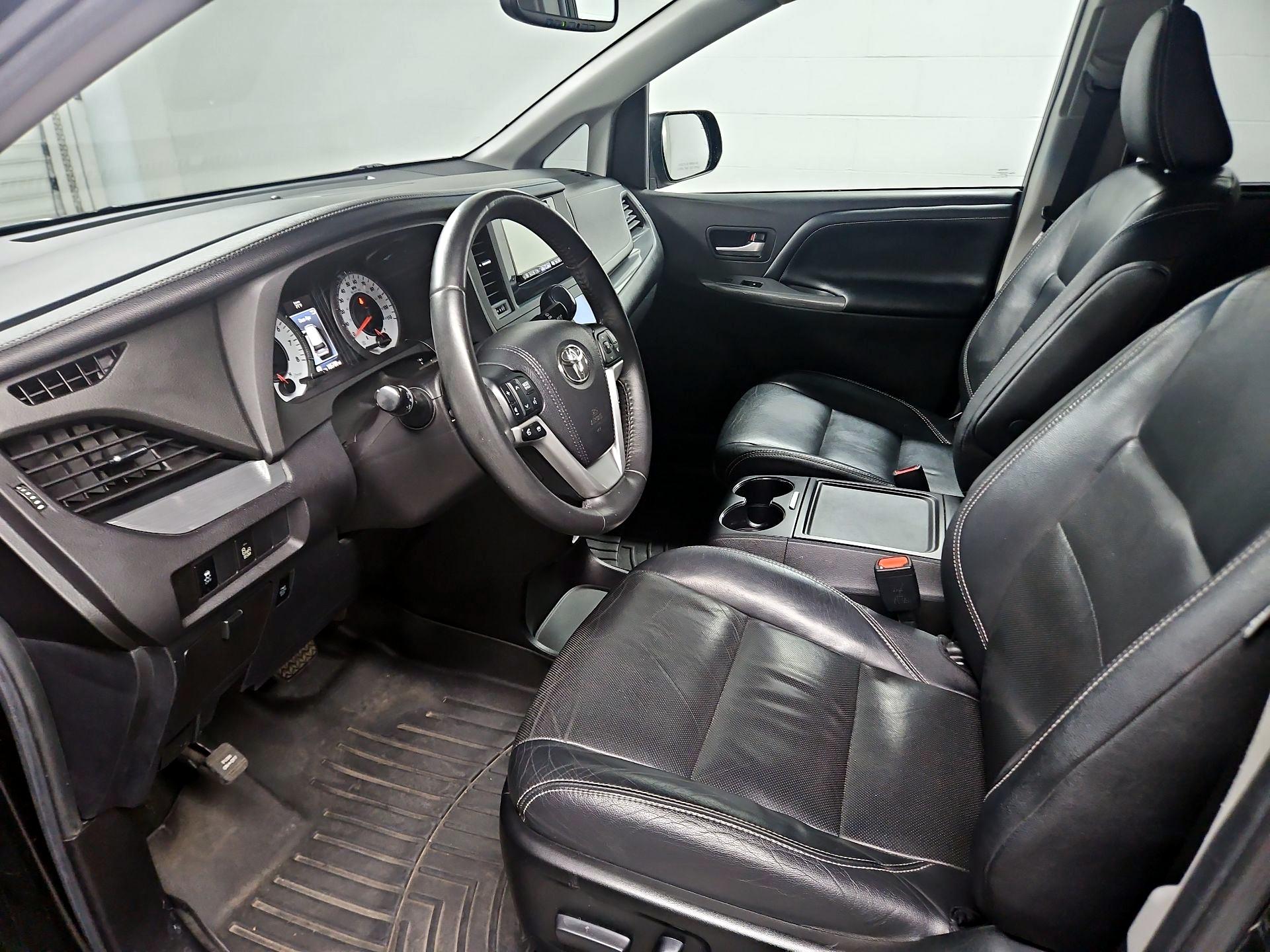 Thumbnail: 2017 Toyota Sienna - 11