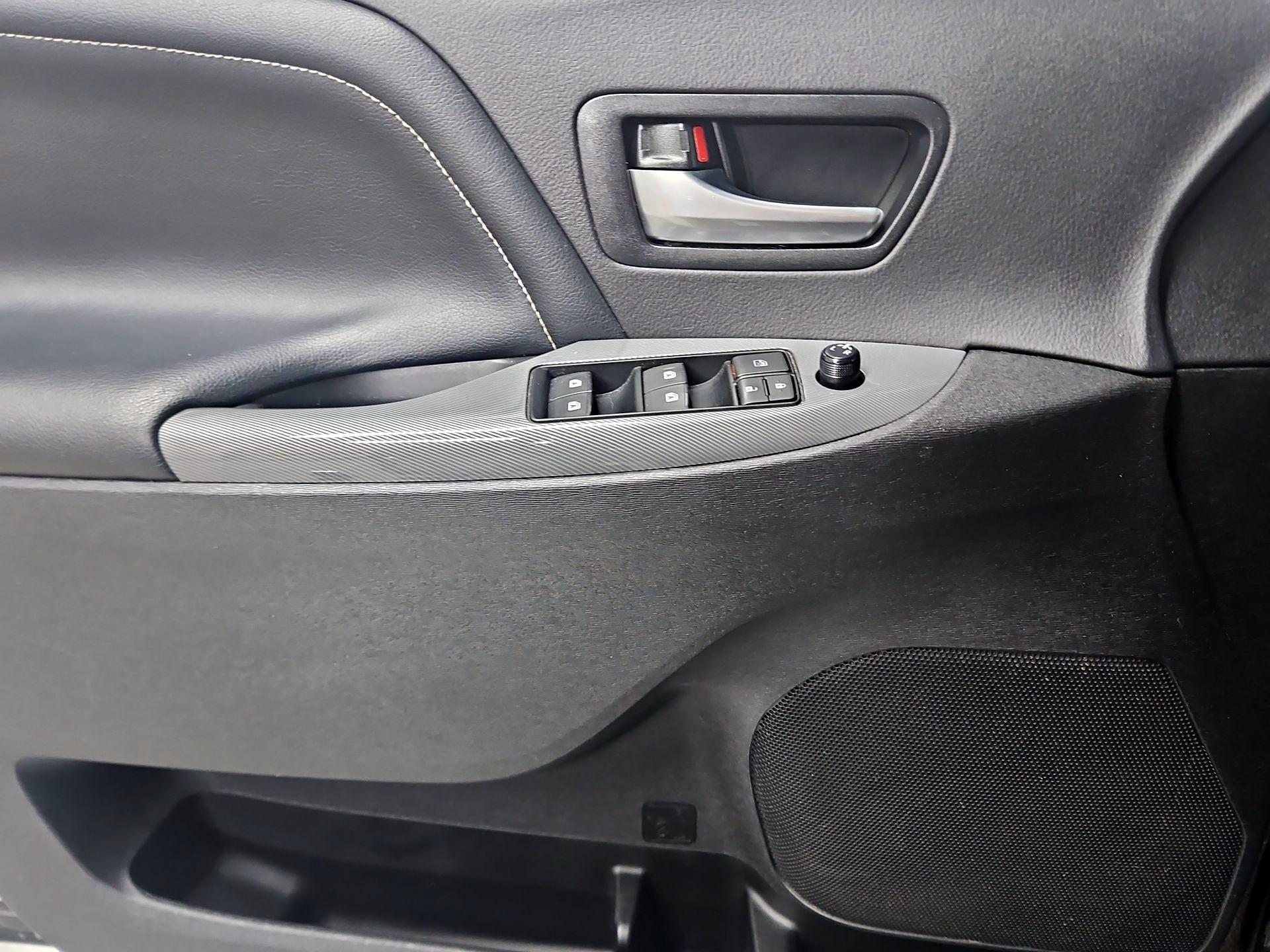 Thumbnail: 2017 Toyota Sienna - 12