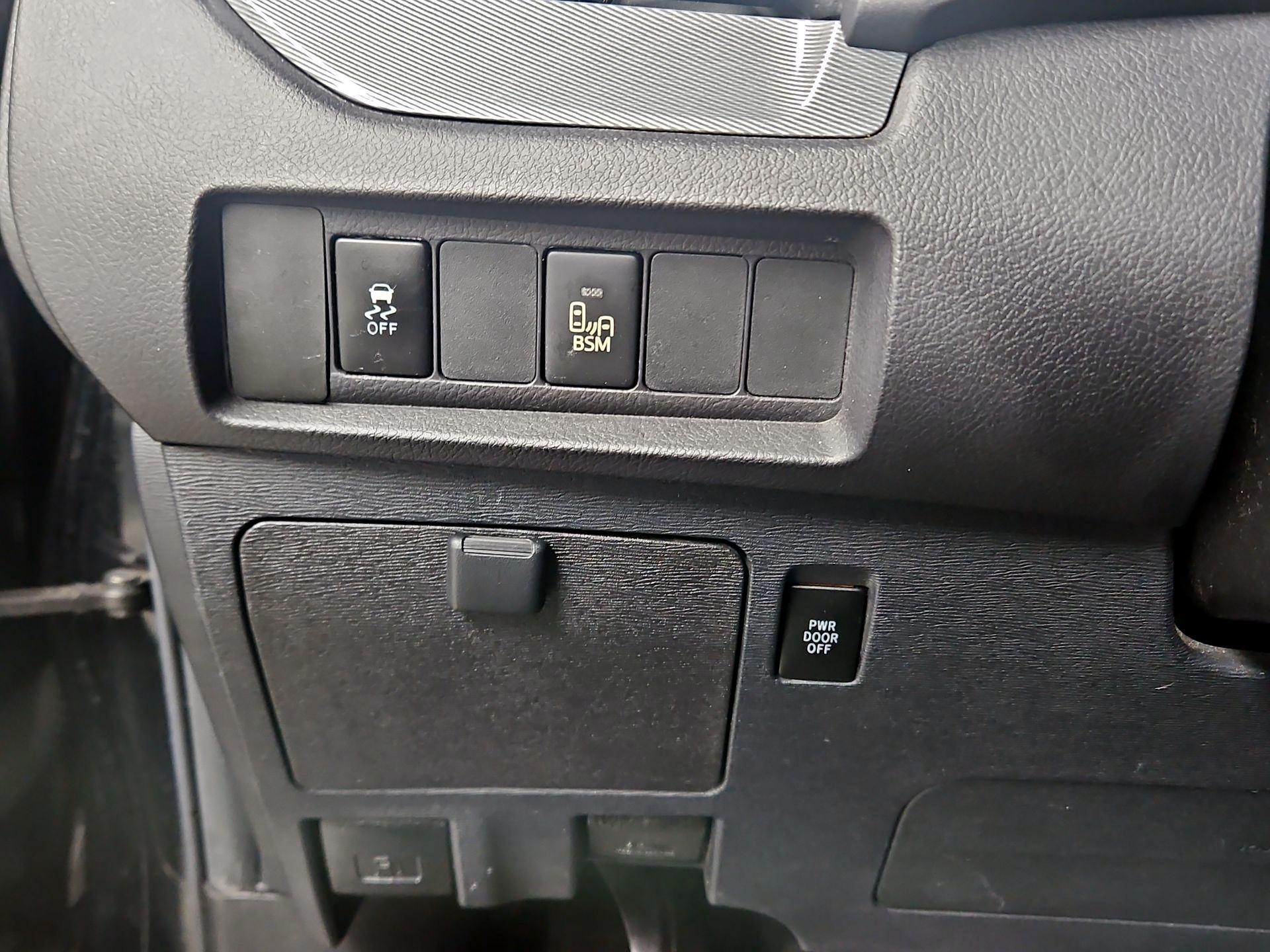 Thumbnail: 2017 Toyota Sienna - 13