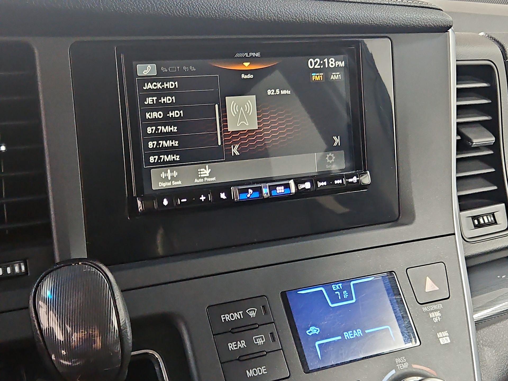 Thumbnail: 2017 Toyota Sienna - 15