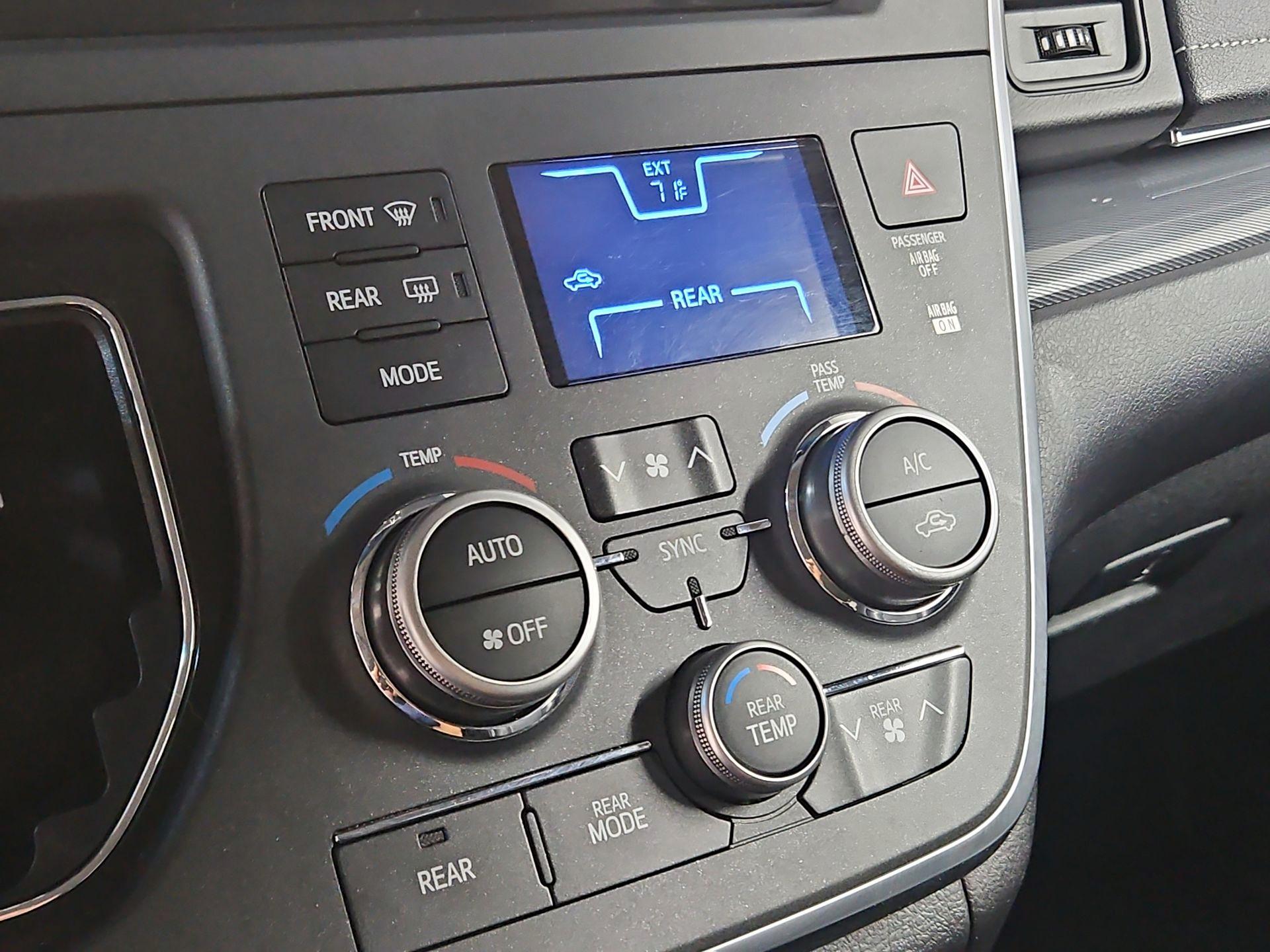 Thumbnail: 2017 Toyota Sienna - 16