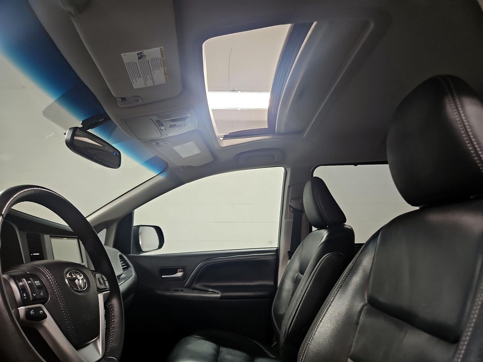 Thumbnail: 2017 Toyota Sienna - 19