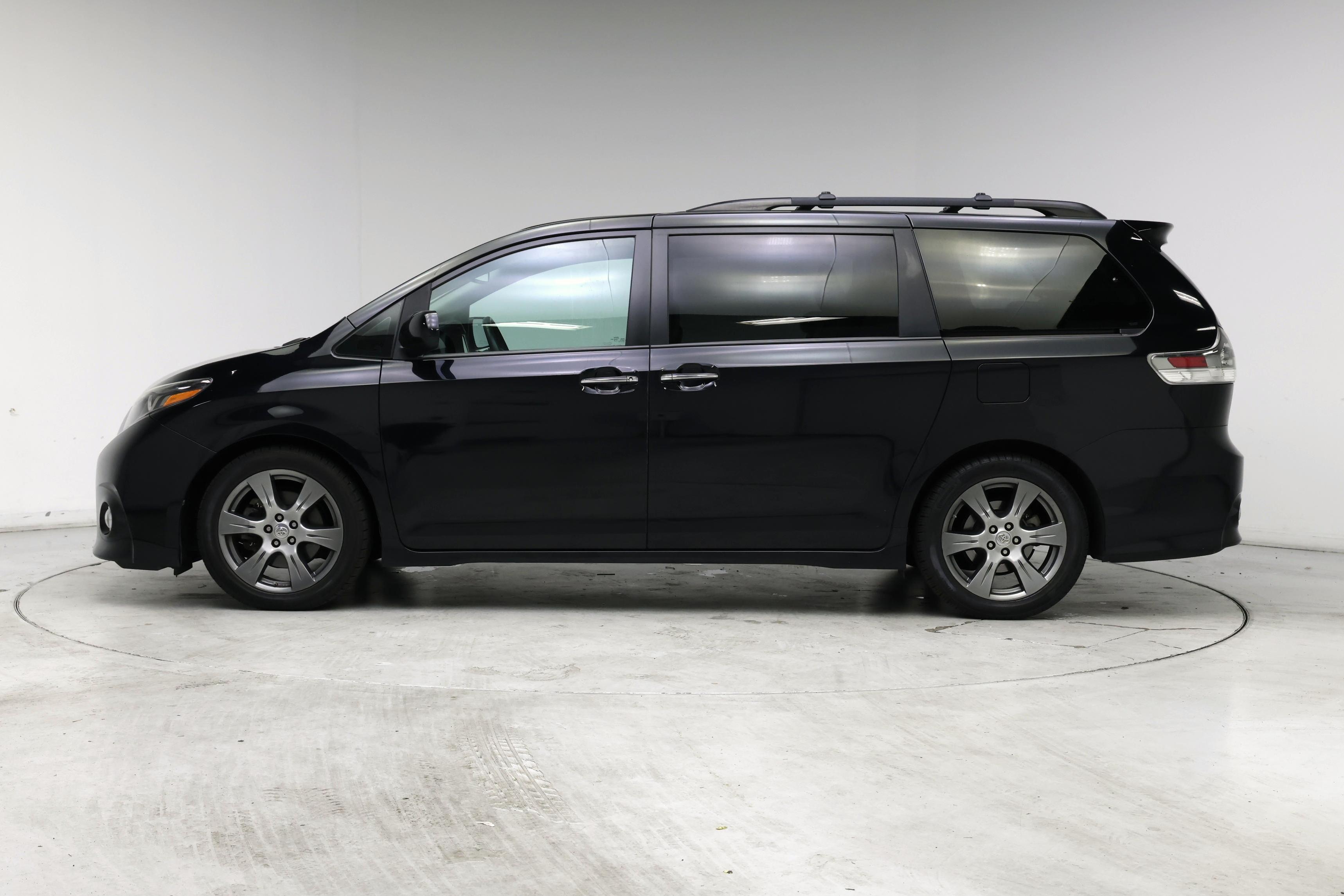 Thumbnail: 2017 Toyota Sienna - 3