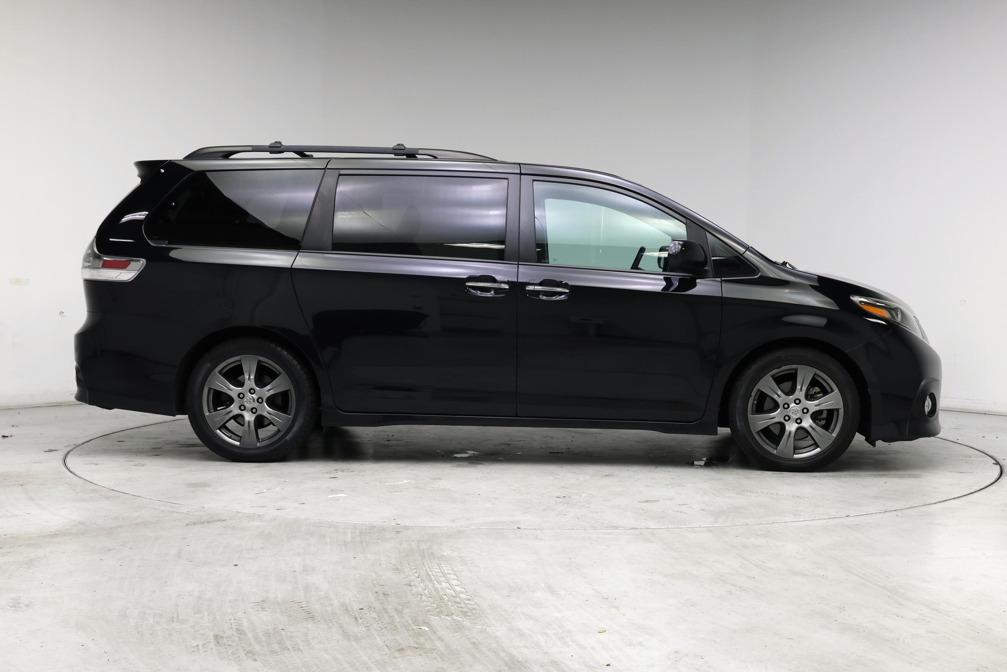 Thumbnail: 2017 Toyota Sienna - 7