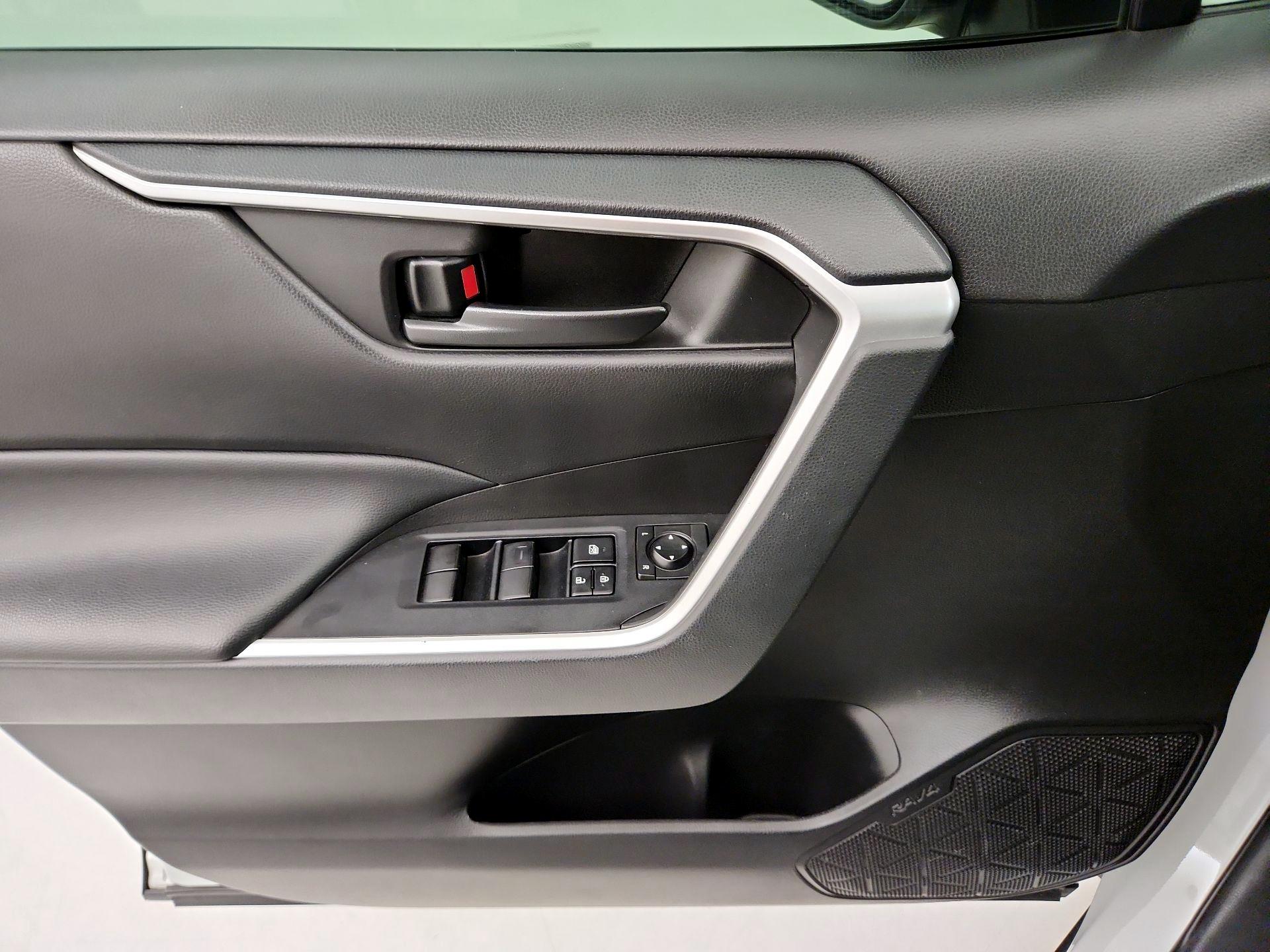 Thumbnail: 2022 Toyota RAV4 - 12