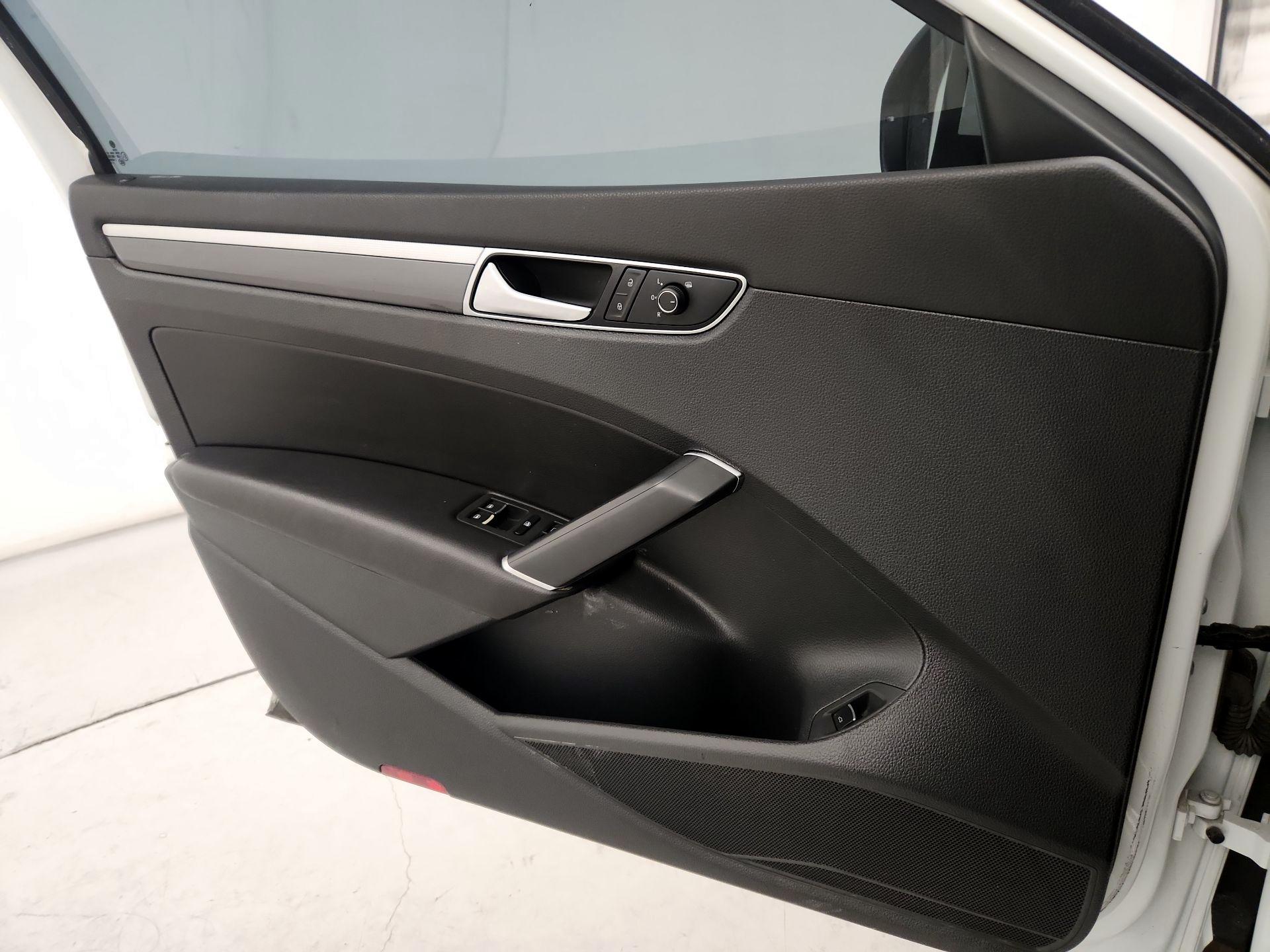 Thumbnail: 2017 Volkswagen Passat - 12