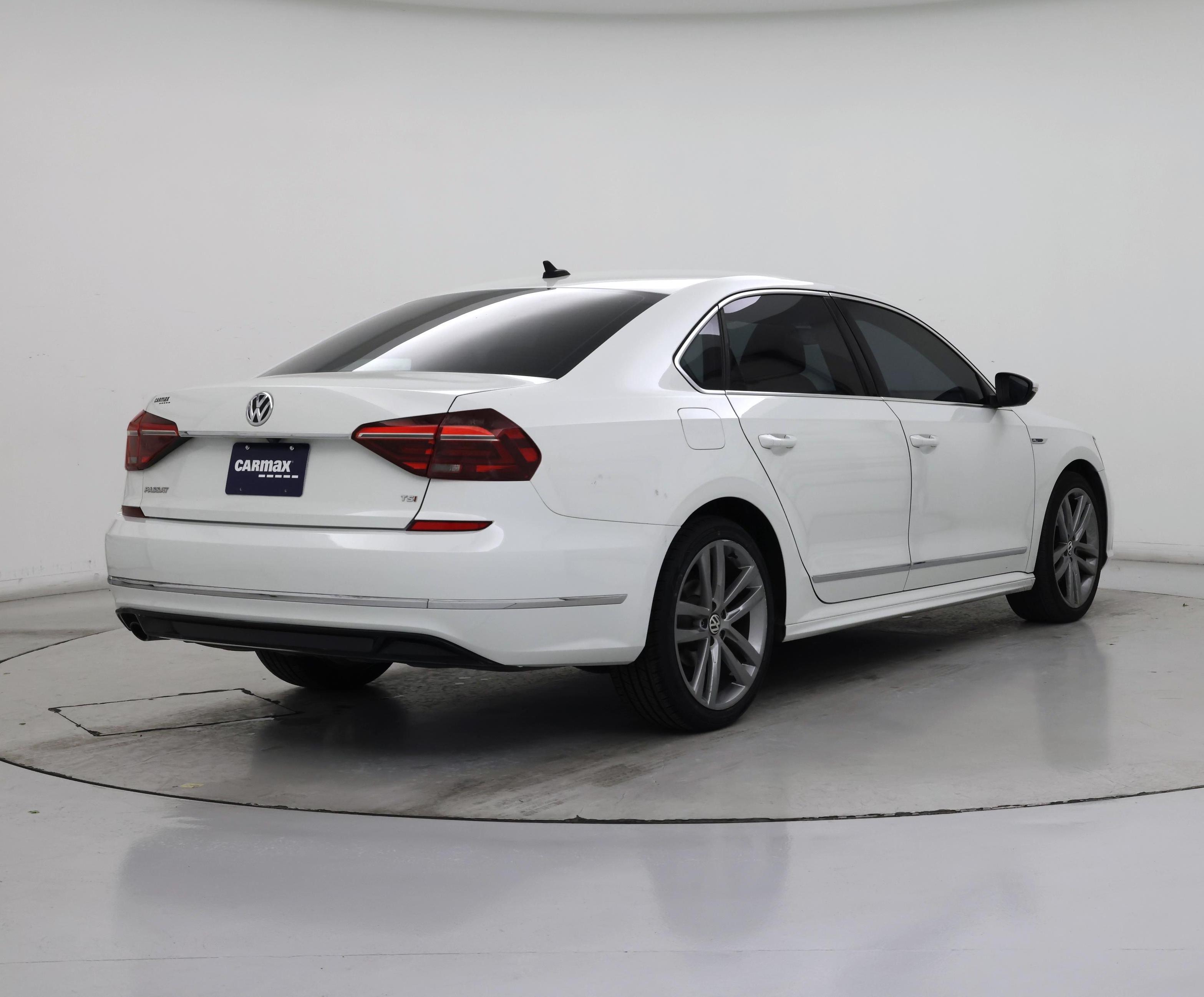 Thumbnail: 2017 Volkswagen Passat - 8
