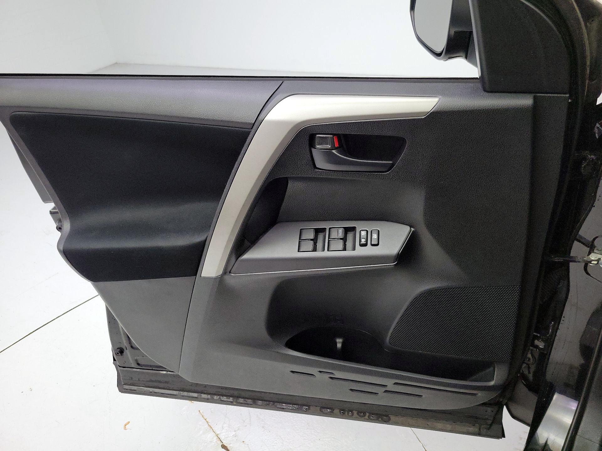 Thumbnail: 2016 Toyota RAV4 - 12