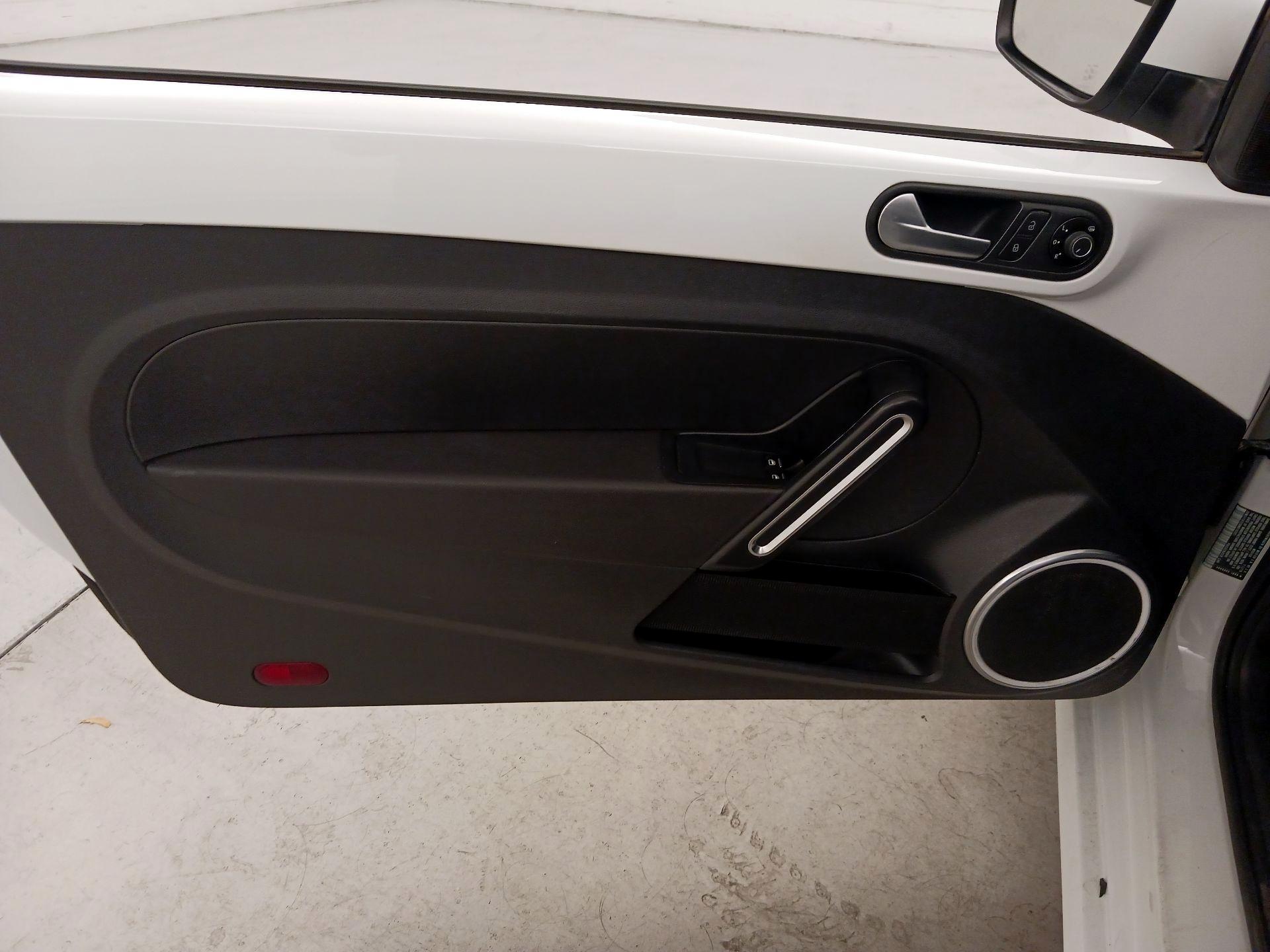 Thumbnail: 2016 Volkswagen Beetle - 11