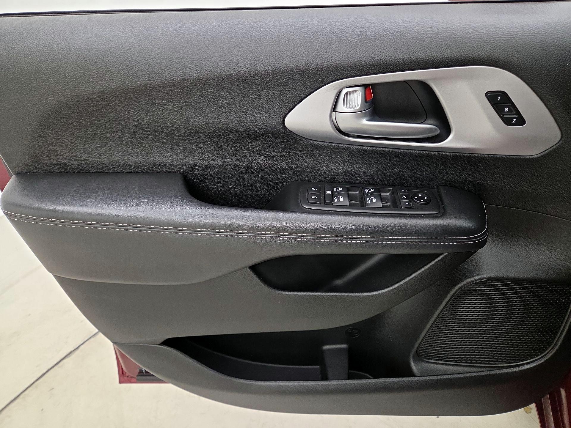 Thumbnail: 2018 Chrysler Pacifica - 12
