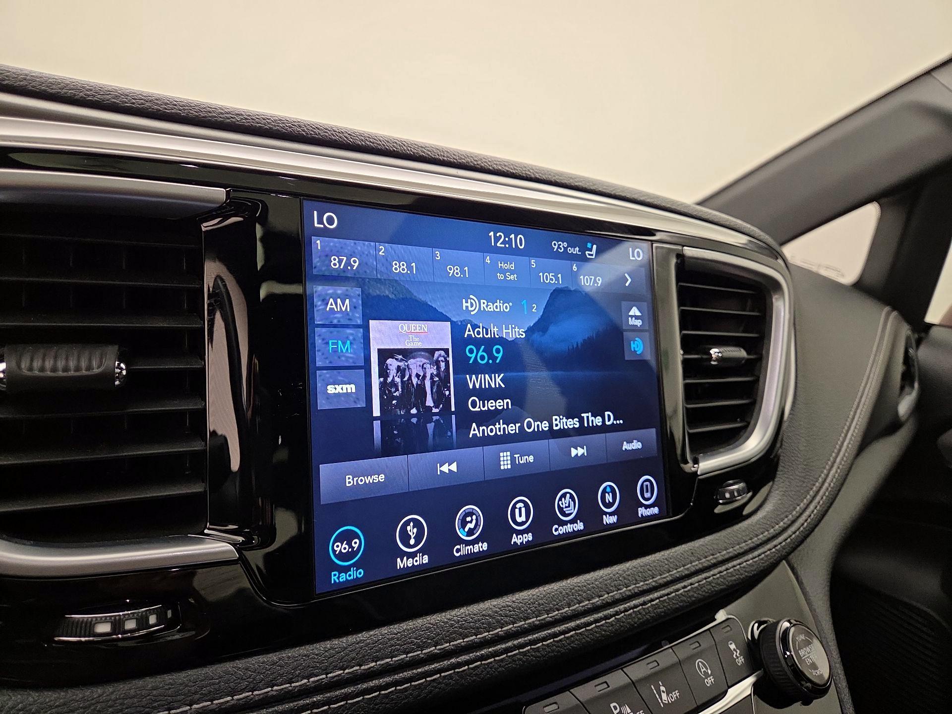 Thumbnail: 2018 Chrysler Pacifica - 16
