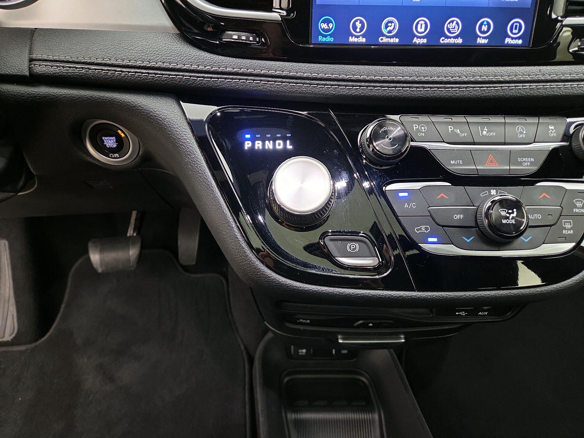 Thumbnail: 2018 Chrysler Pacifica - 18