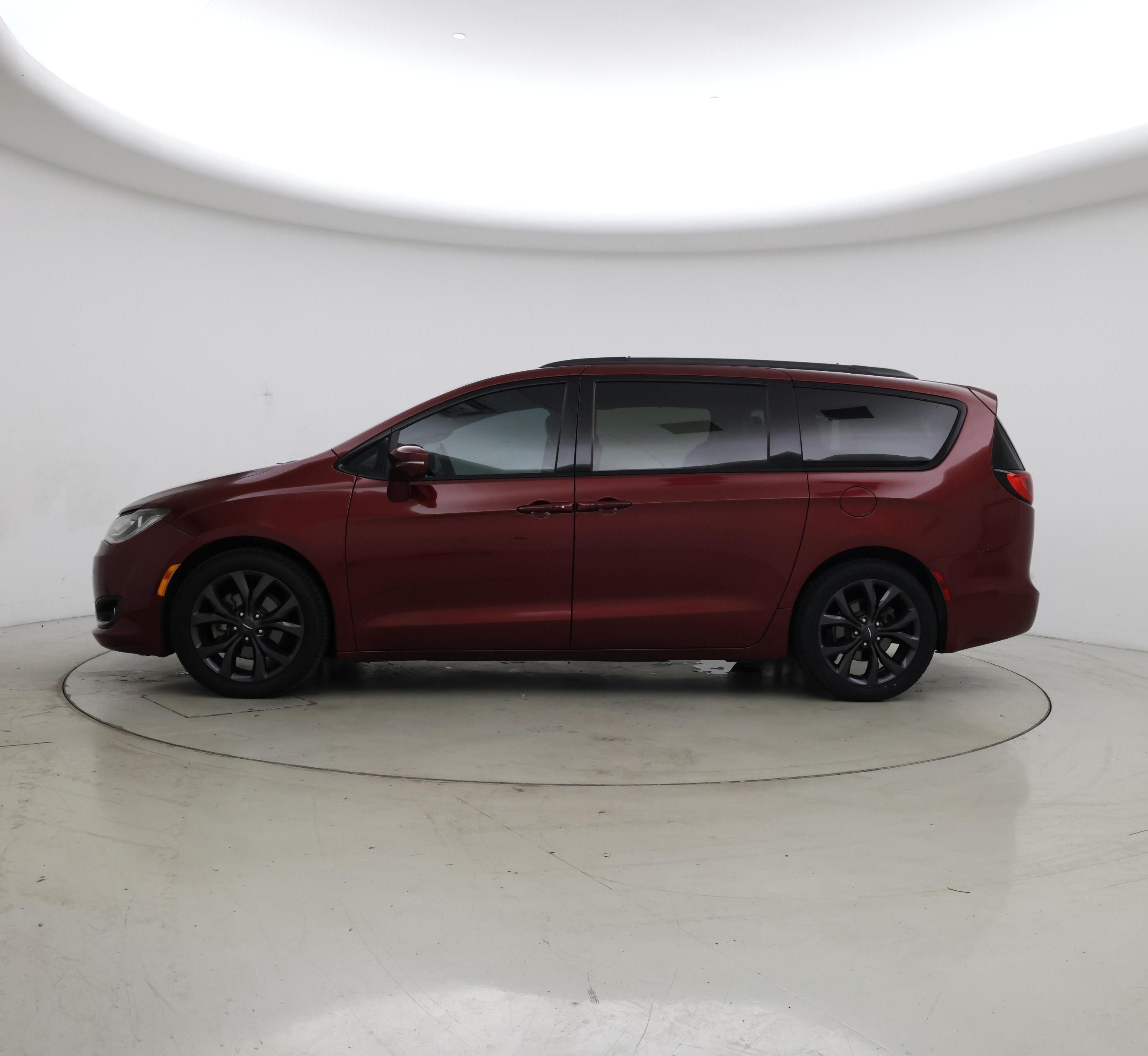 Thumbnail: 2018 Chrysler Pacifica - 3