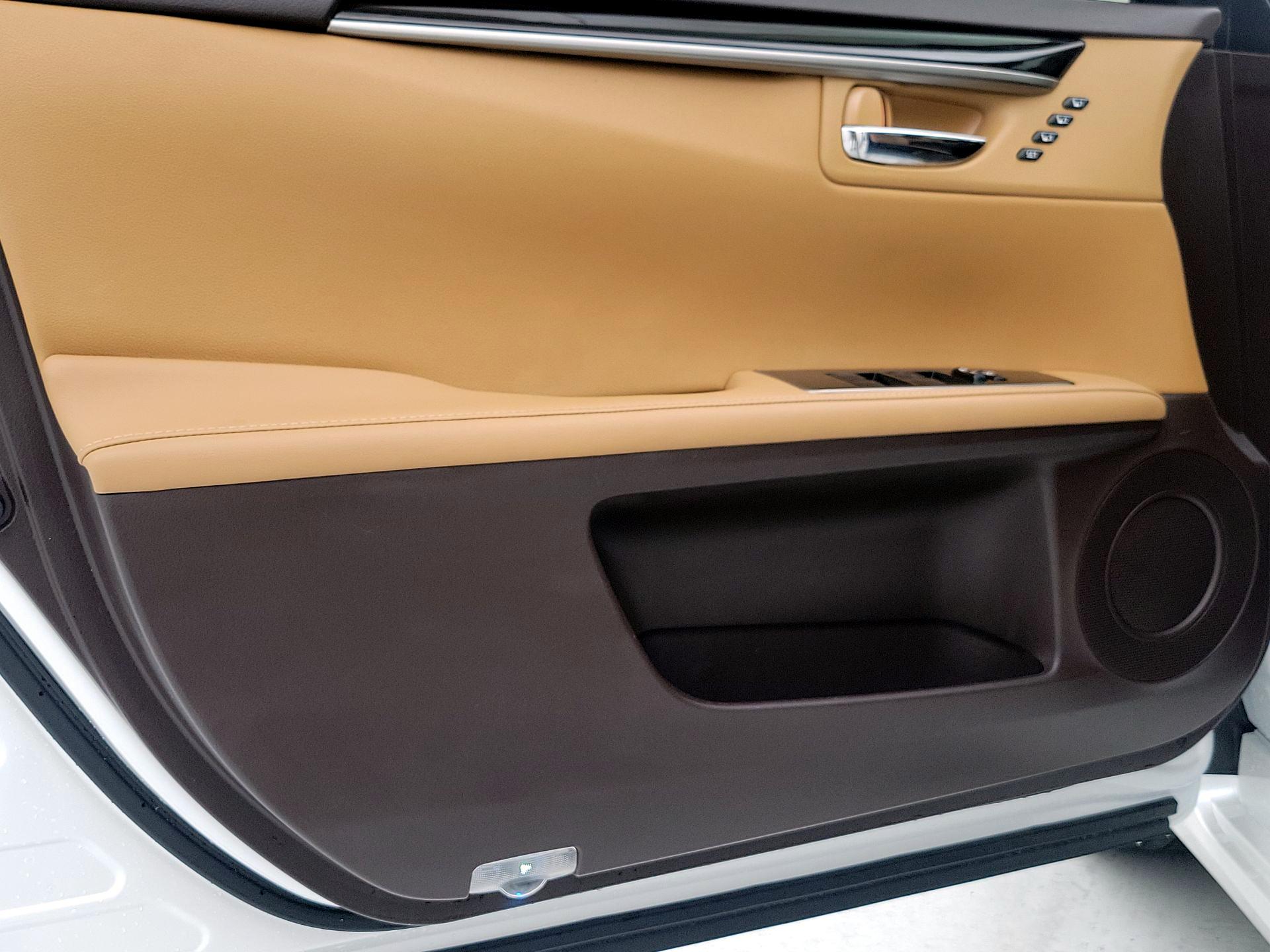 Thumbnail: 2018 Lexus ES - 12