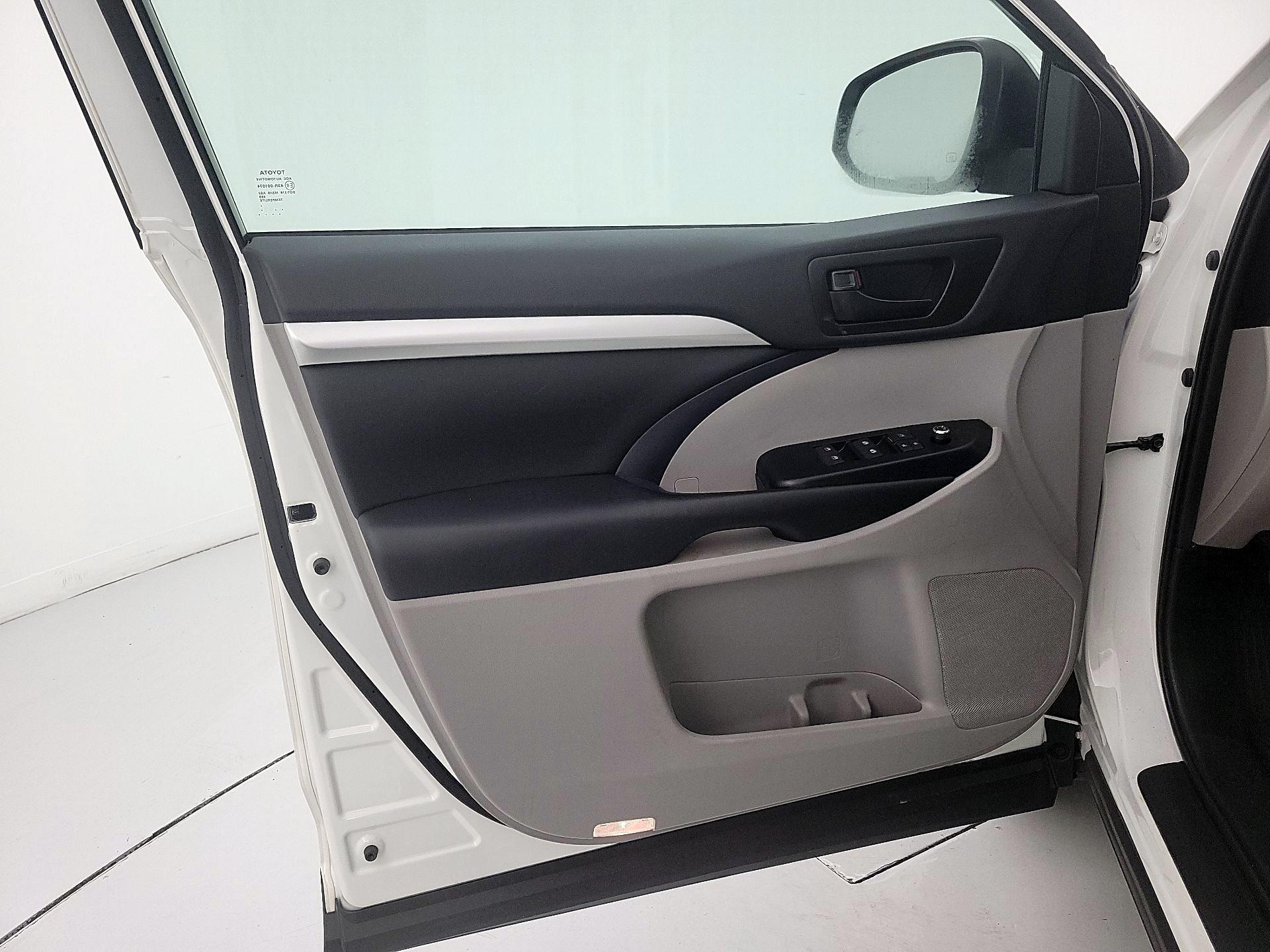 Thumbnail: 2019 Toyota Highlander - 12