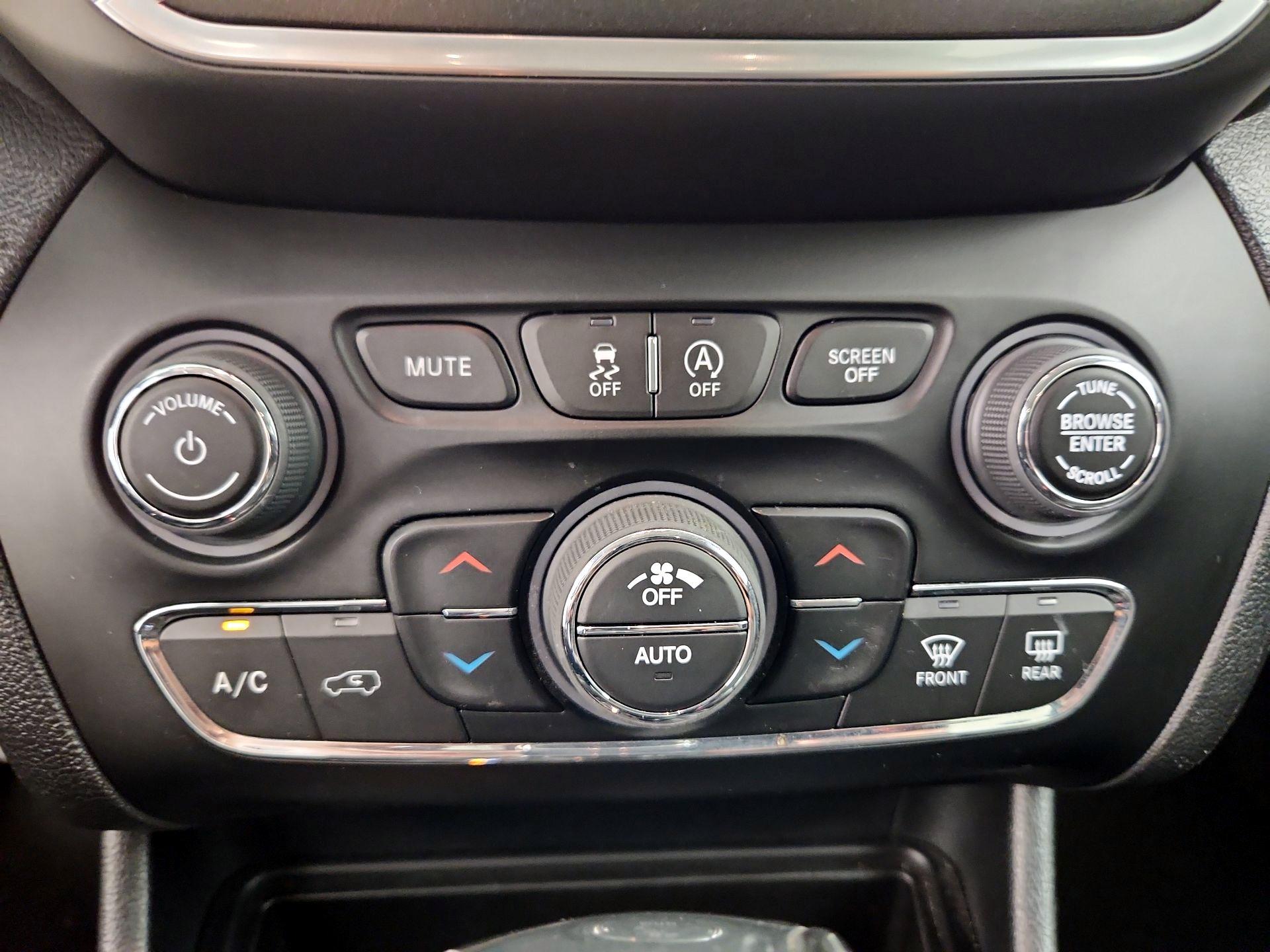 Thumbnail: 2022 Jeep Cherokee - 16