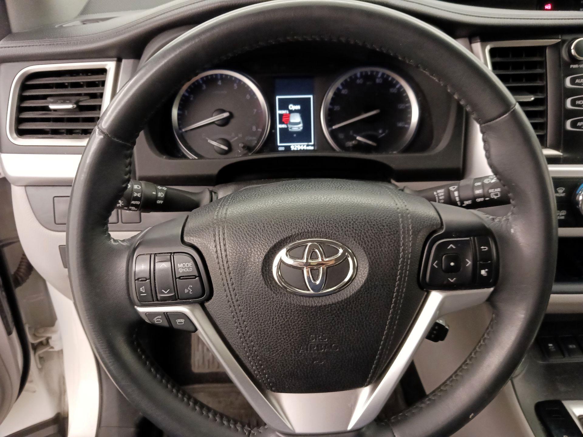 Thumbnail: 2016 Toyota Highlander - 10