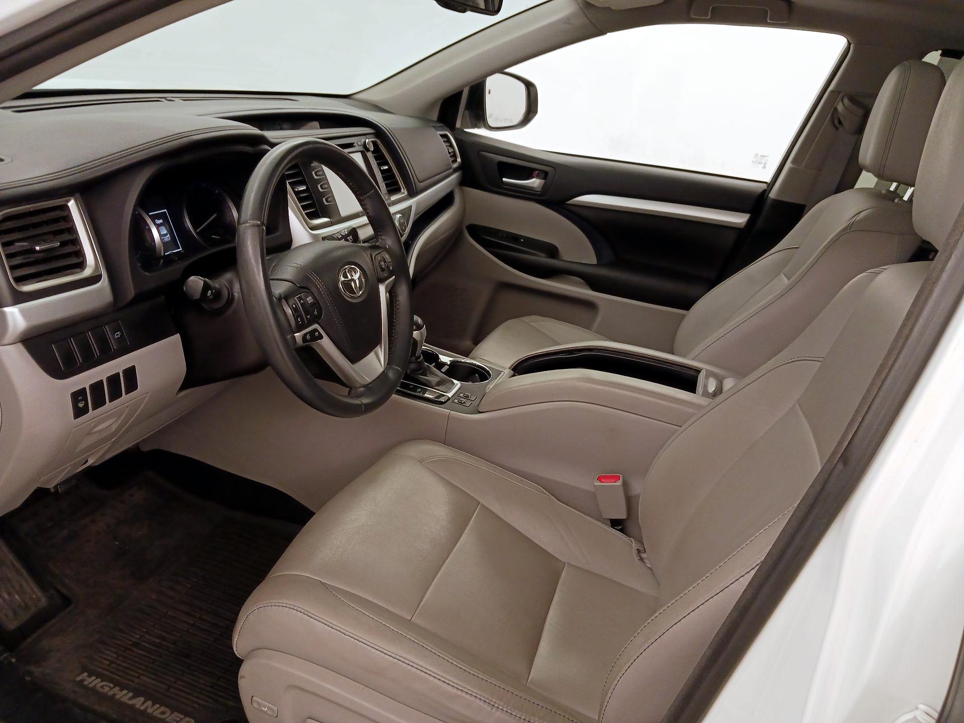 Thumbnail: 2016 Toyota Highlander - 11