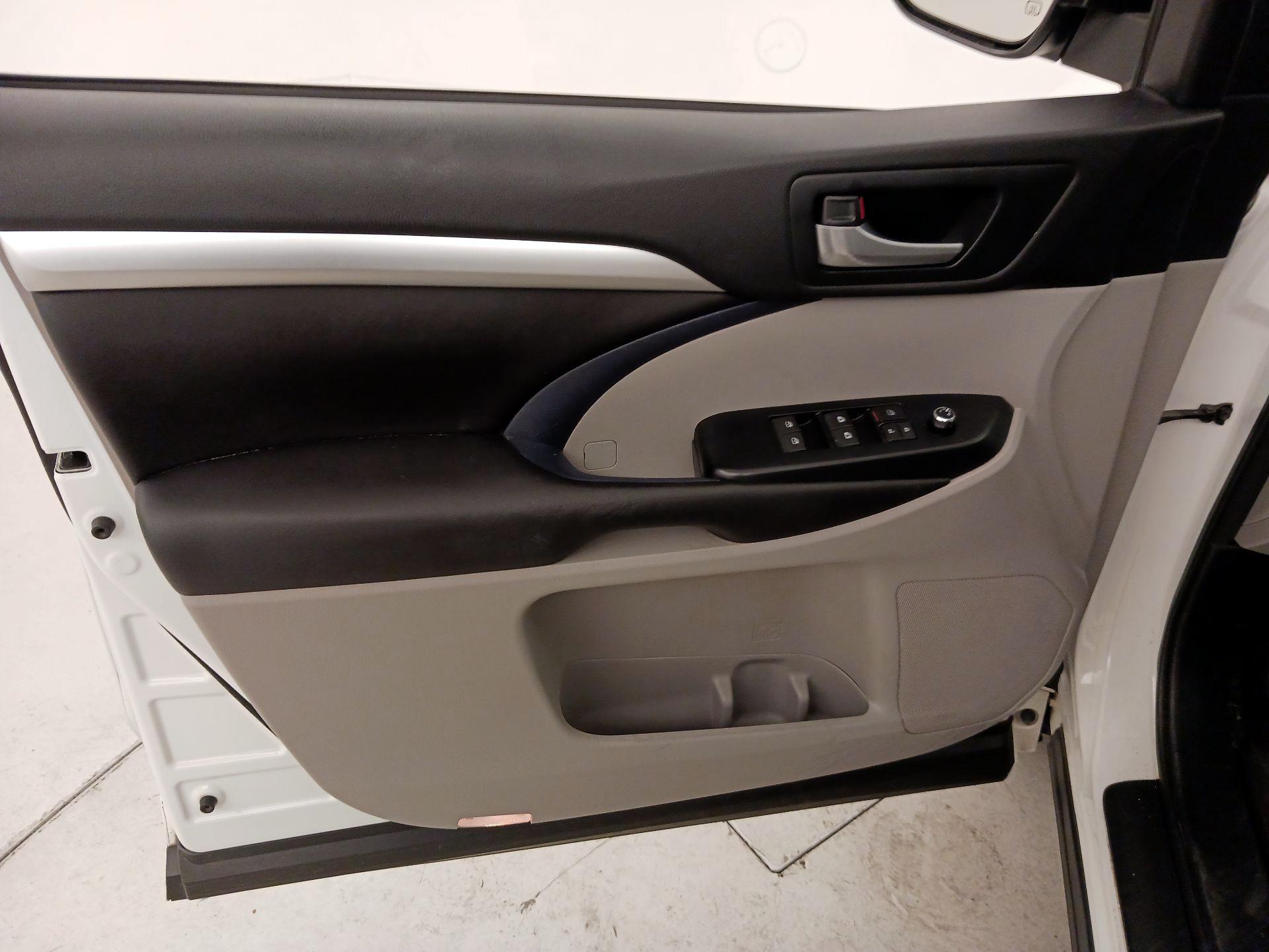 Thumbnail: 2016 Toyota Highlander - 12