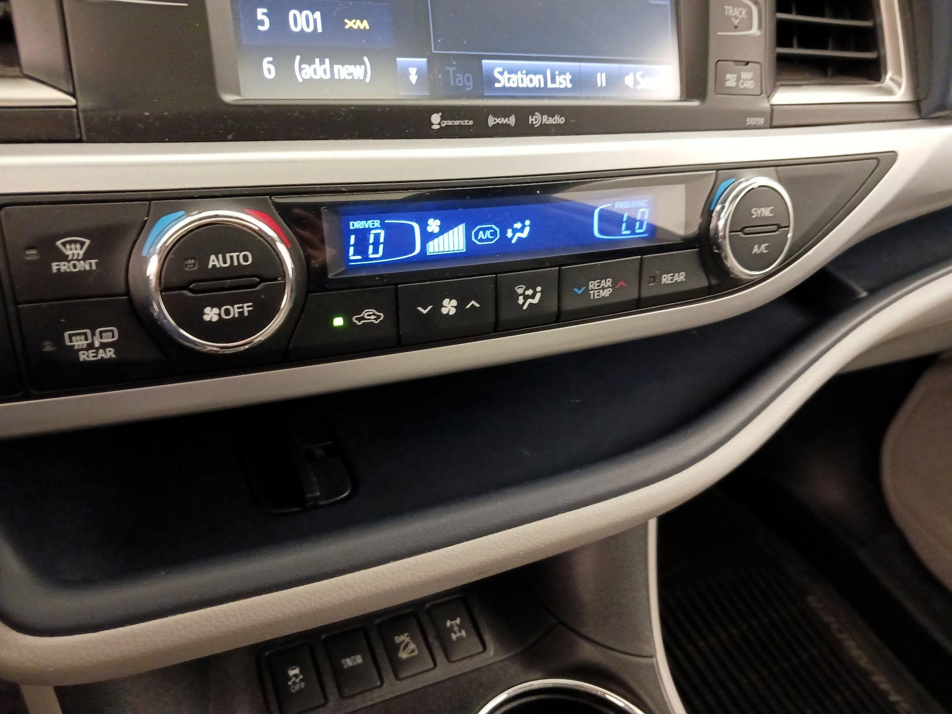 Thumbnail: 2016 Toyota Highlander - 17