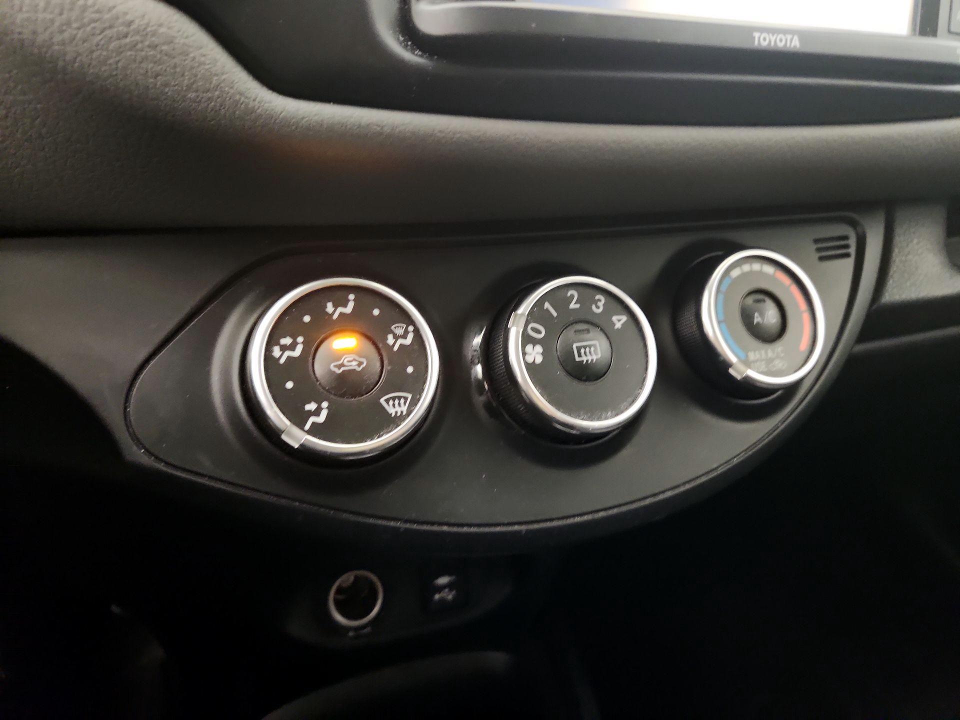 Thumbnail: 2015 Toyota Yaris - 15