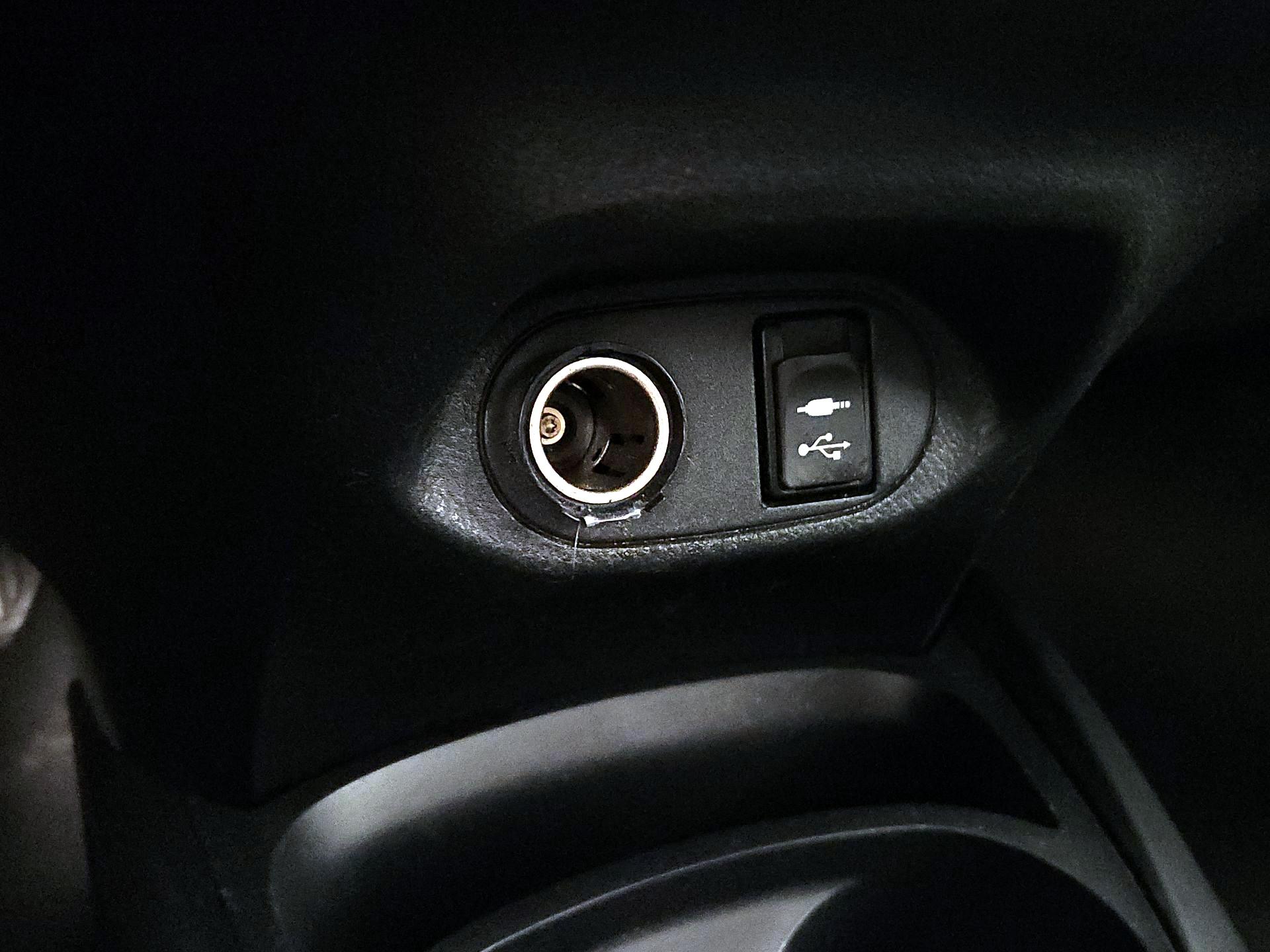 Thumbnail: 2015 Toyota Yaris - 17