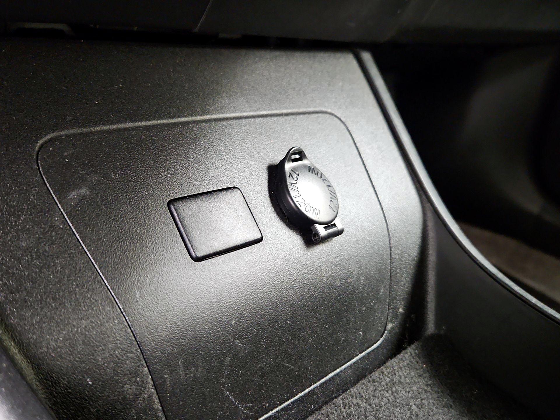 Thumbnail: 2015 Toyota Prius - 18